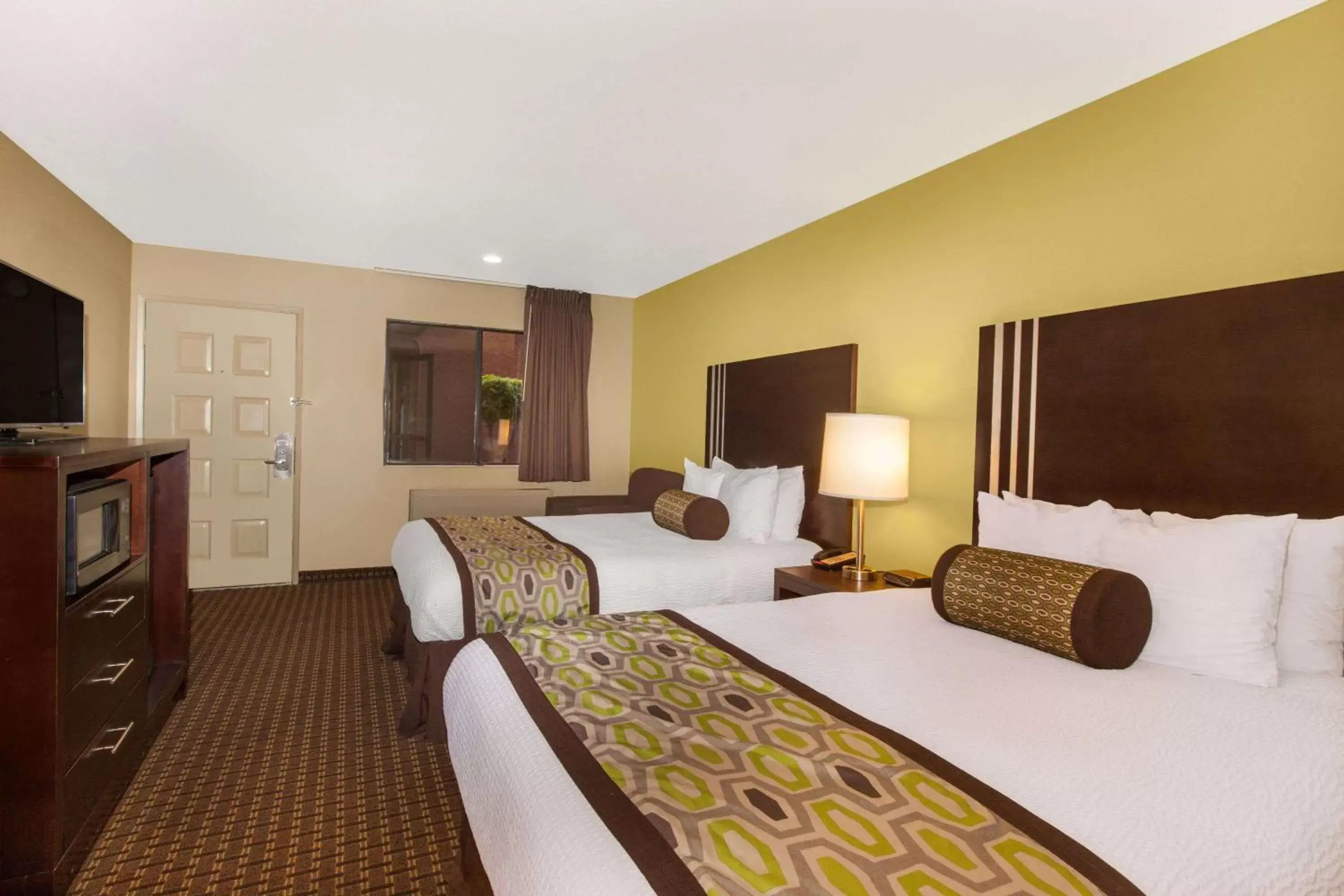 Photo of the whole room, Bed in Days Inn by Wyndham San Jose Airport