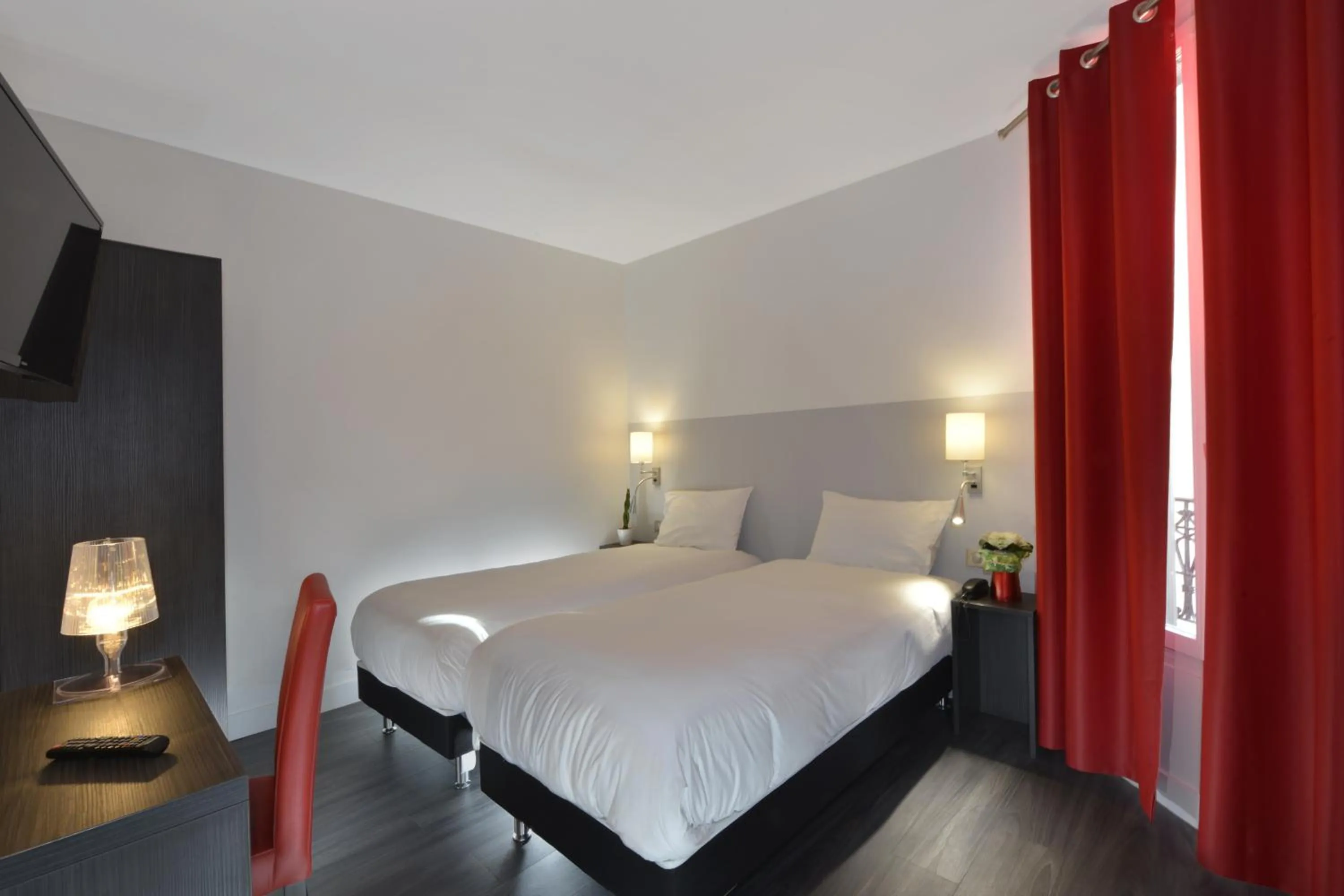 Photo of the whole room, Bed in Hotel Douglas