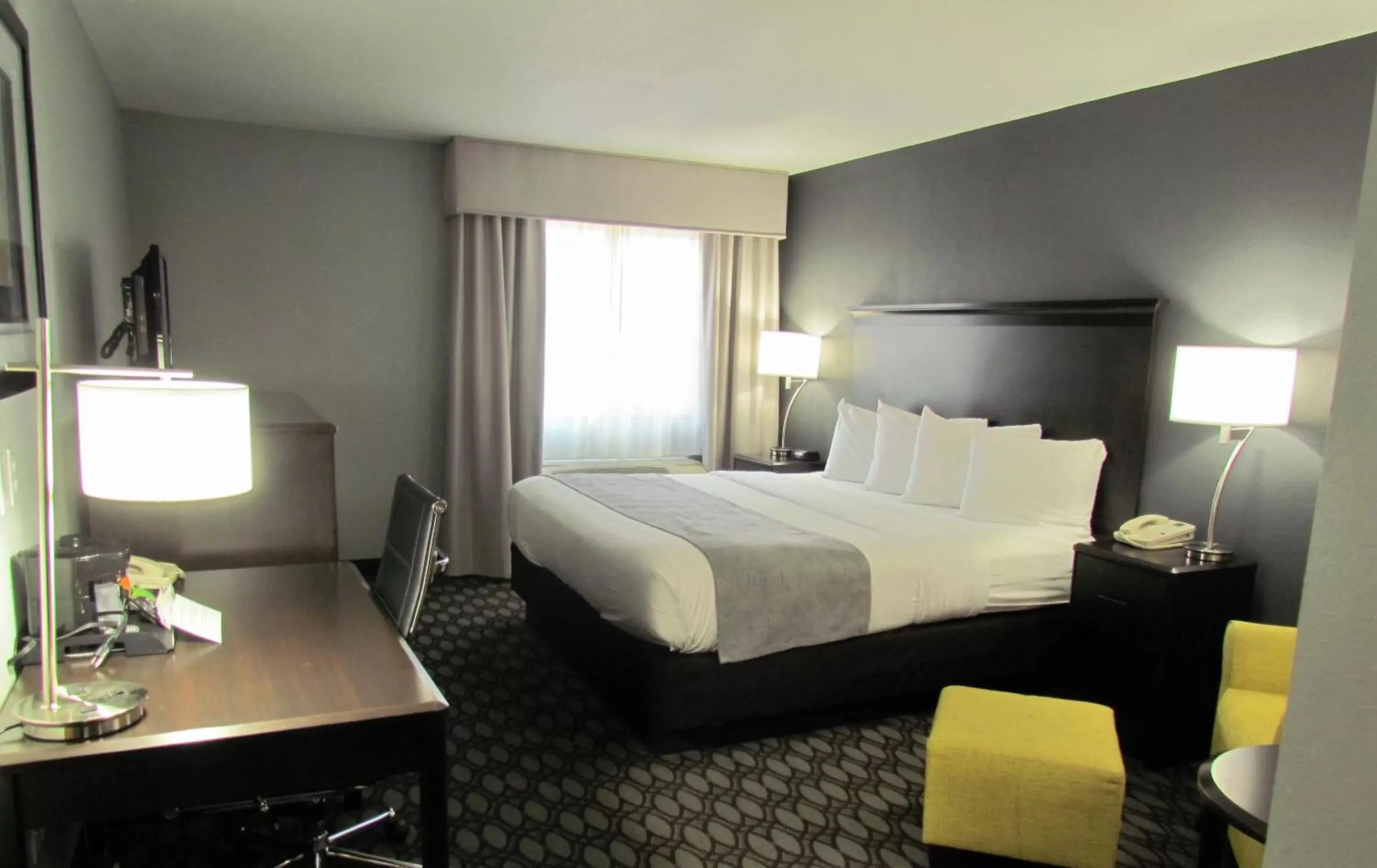 TV and multimedia, Bed in Oak Hill Inn & Suites