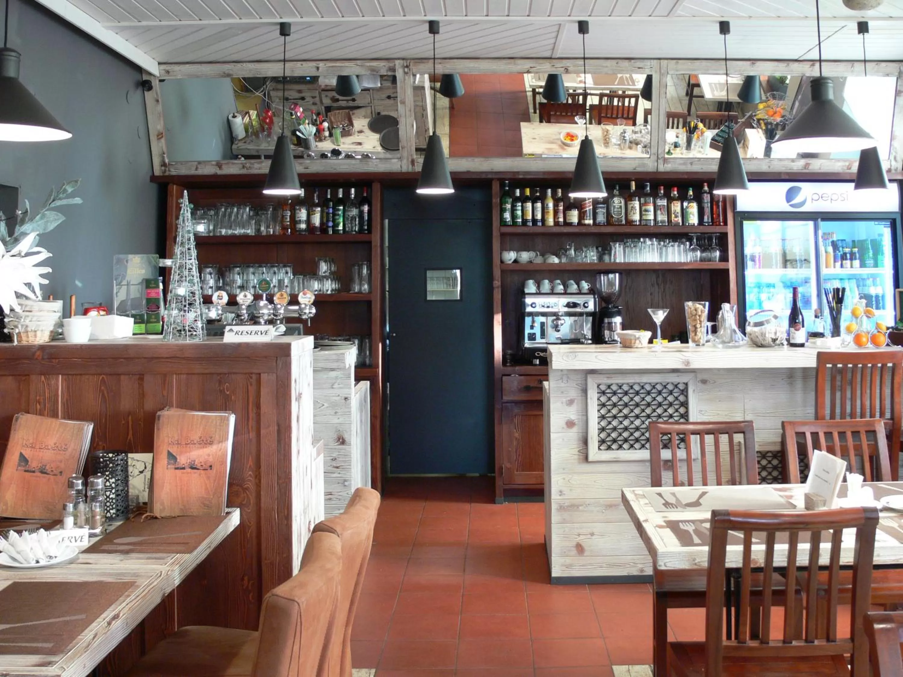 Restaurant/places to eat in Hotel Na Baste