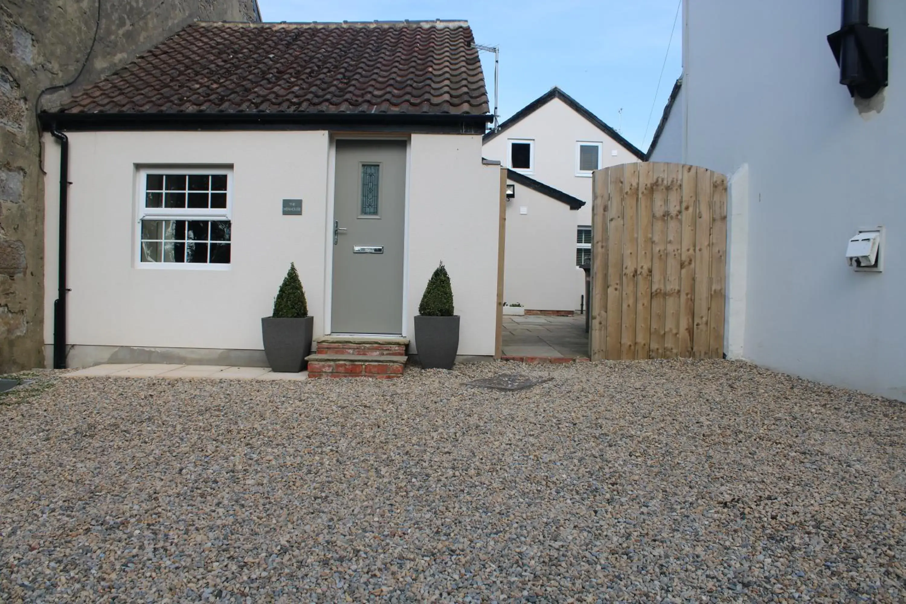 Facade/entrance, Property Building in White House Cottages