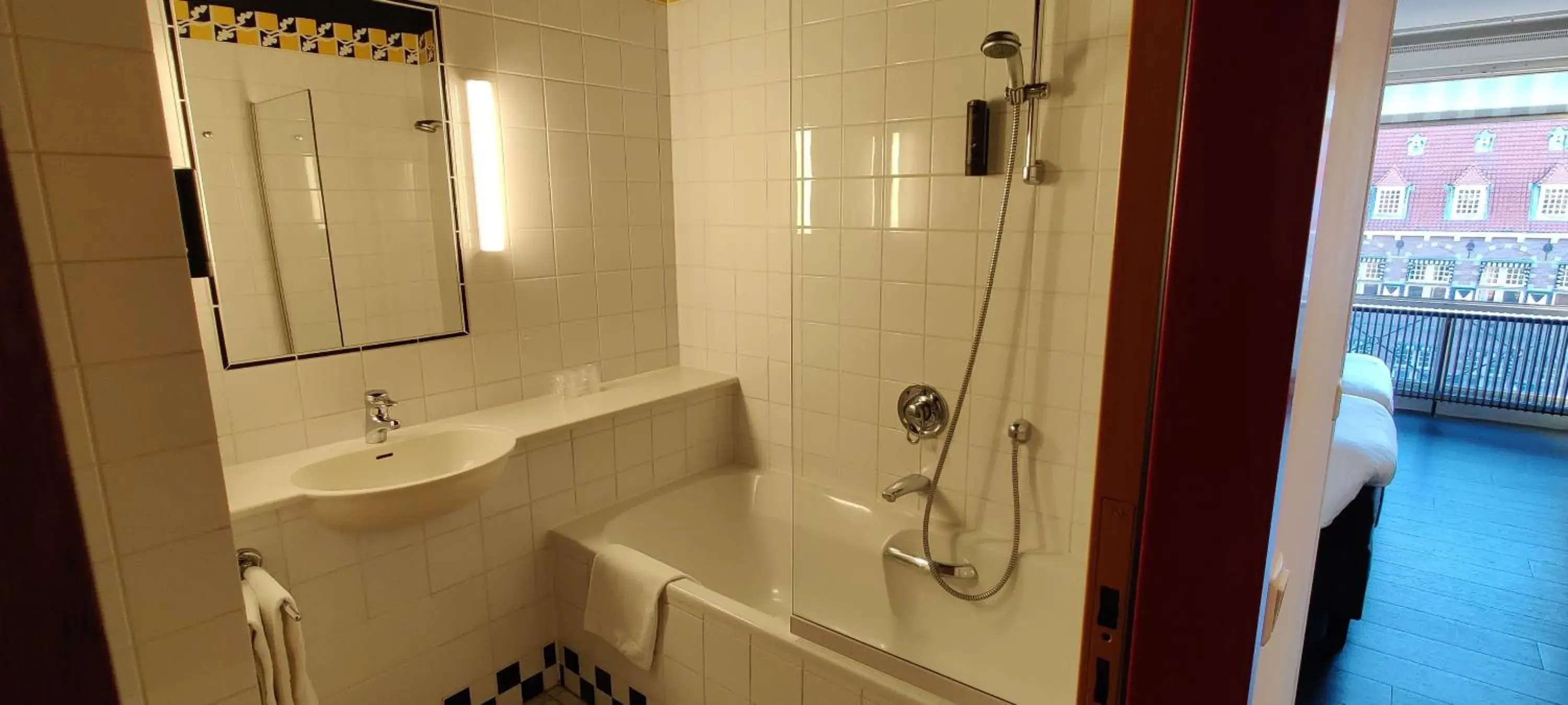 Shower, Bathroom in Hotel Theater Figi