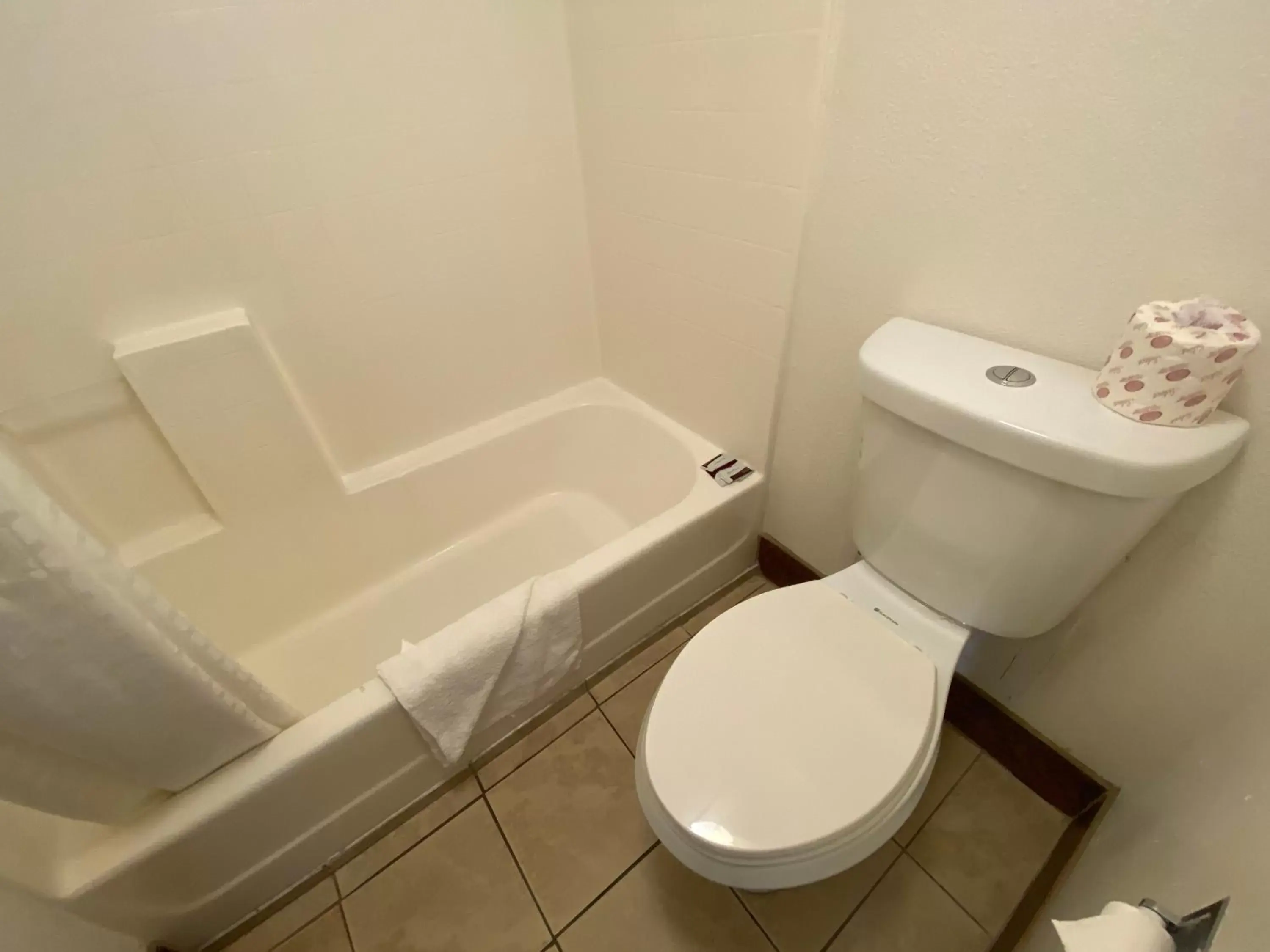 Bathroom in Windsor Inn Lake Havasu City