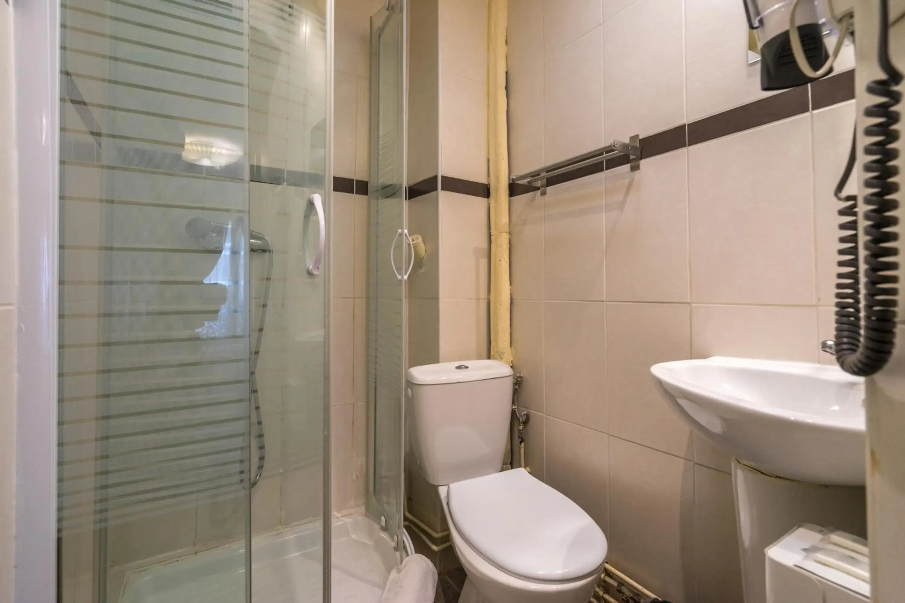 Shower, Bathroom in Grand Hotel De Clermont