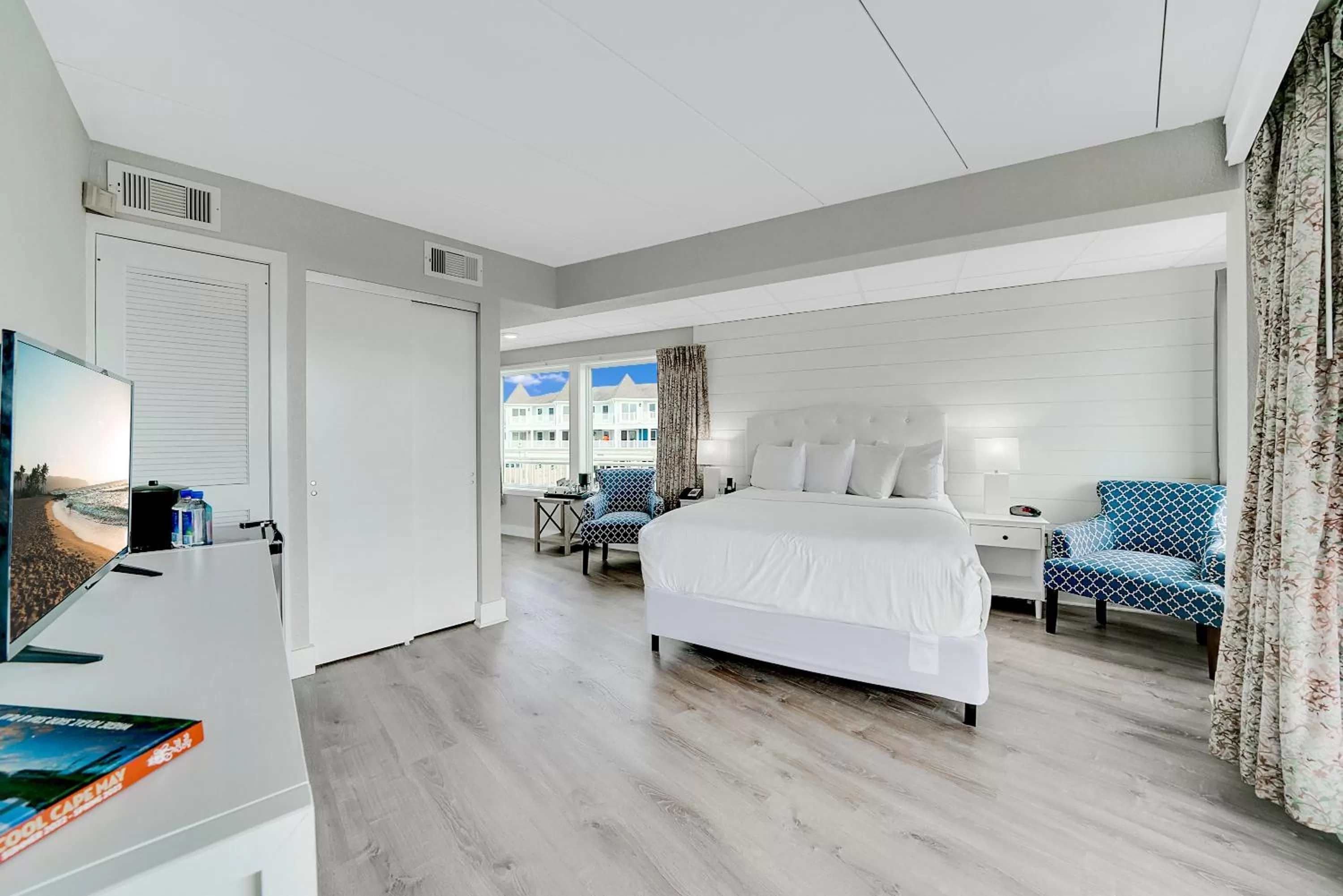 Bedroom, Bed in Montreal Beach Resort