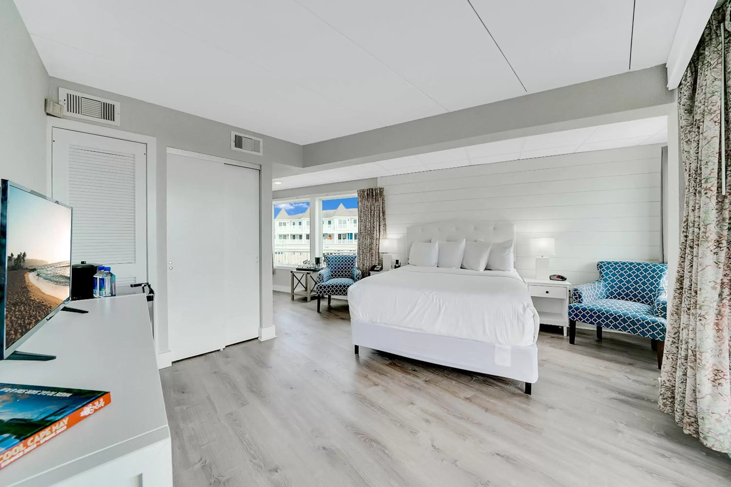 Bedroom in Montreal Beach Resort