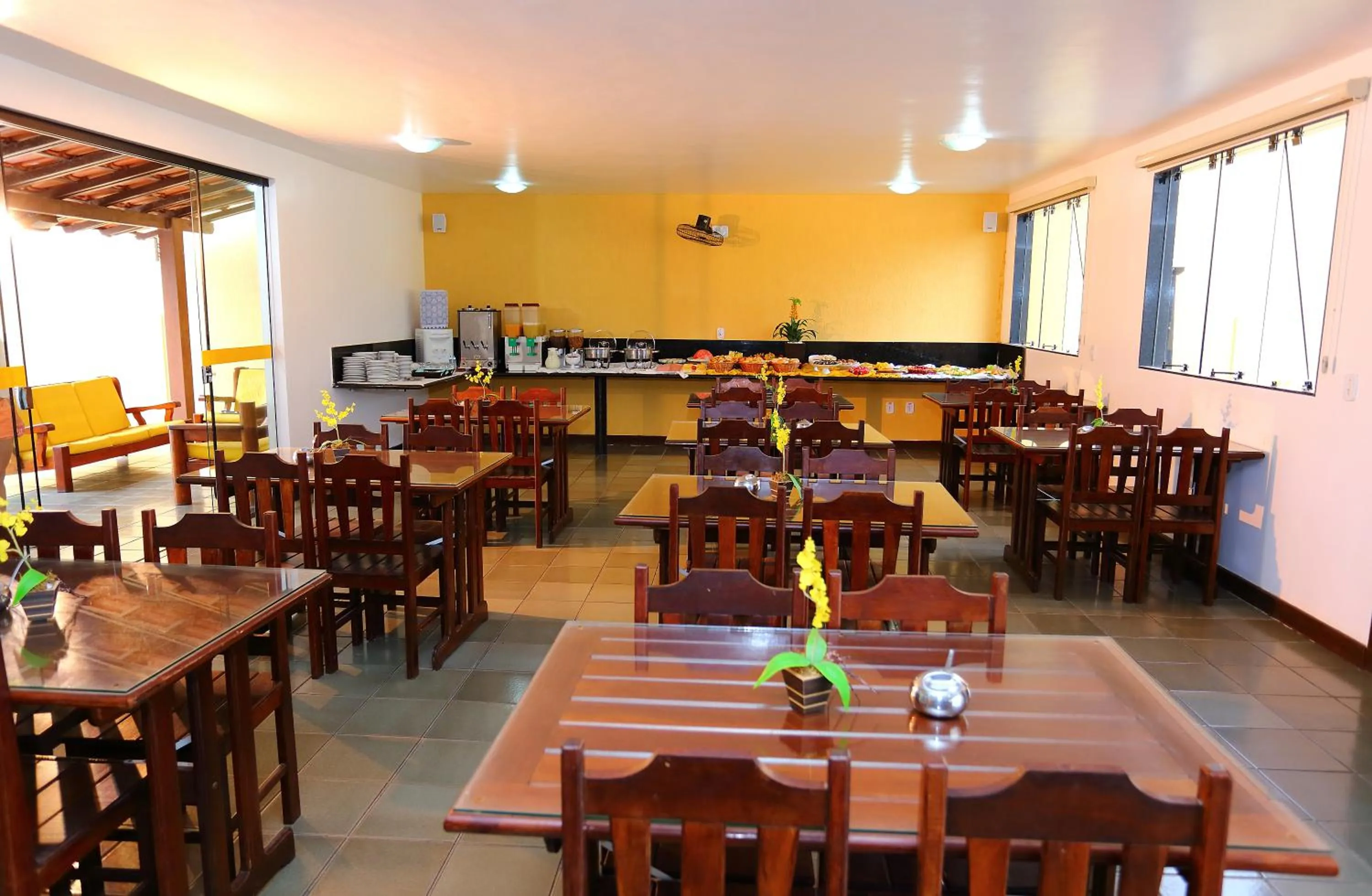 Restaurant/places to eat in Andimar Hotel