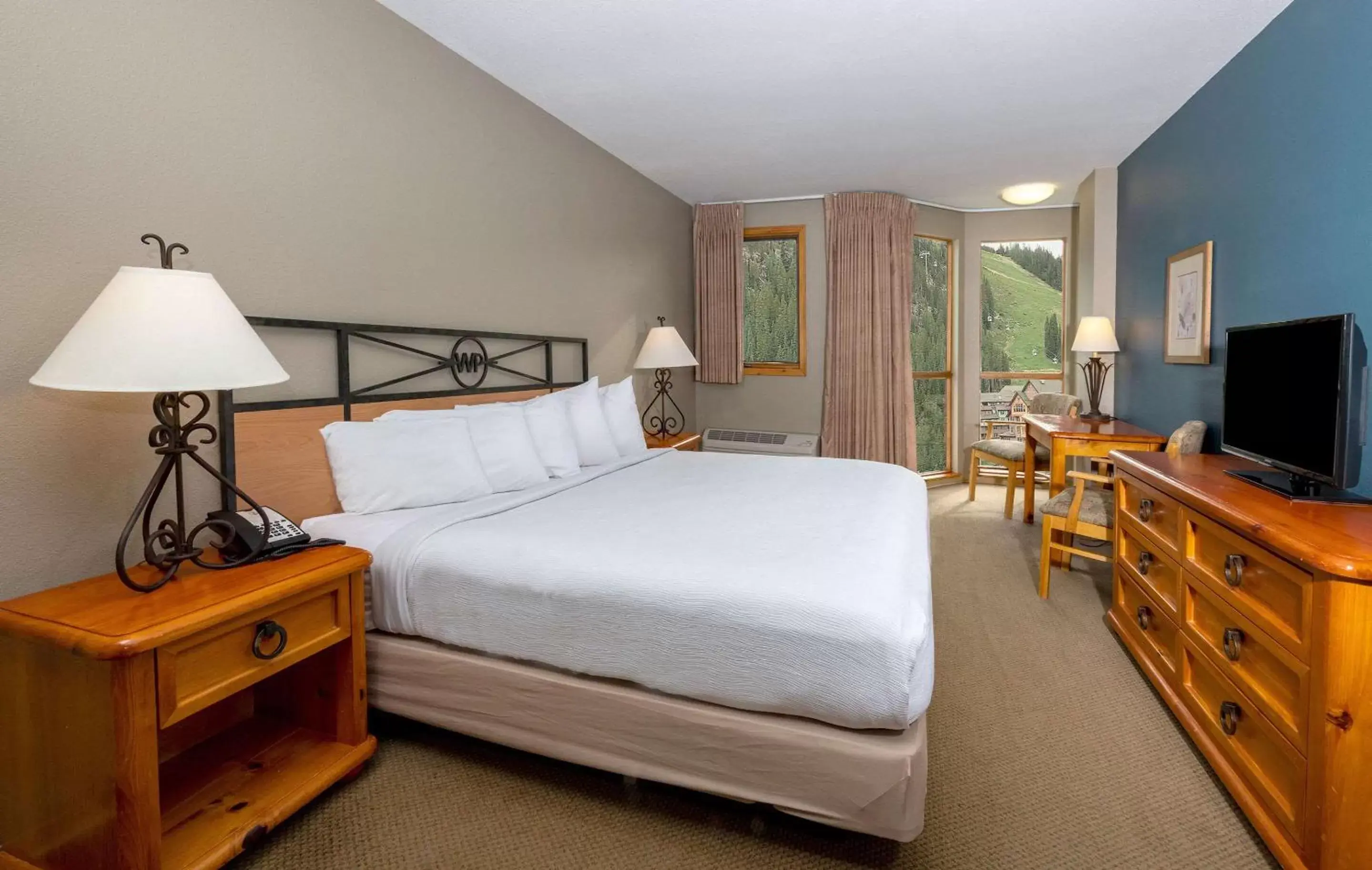 Photo of the whole room, Bed in Winter Park Mountain Lodge
