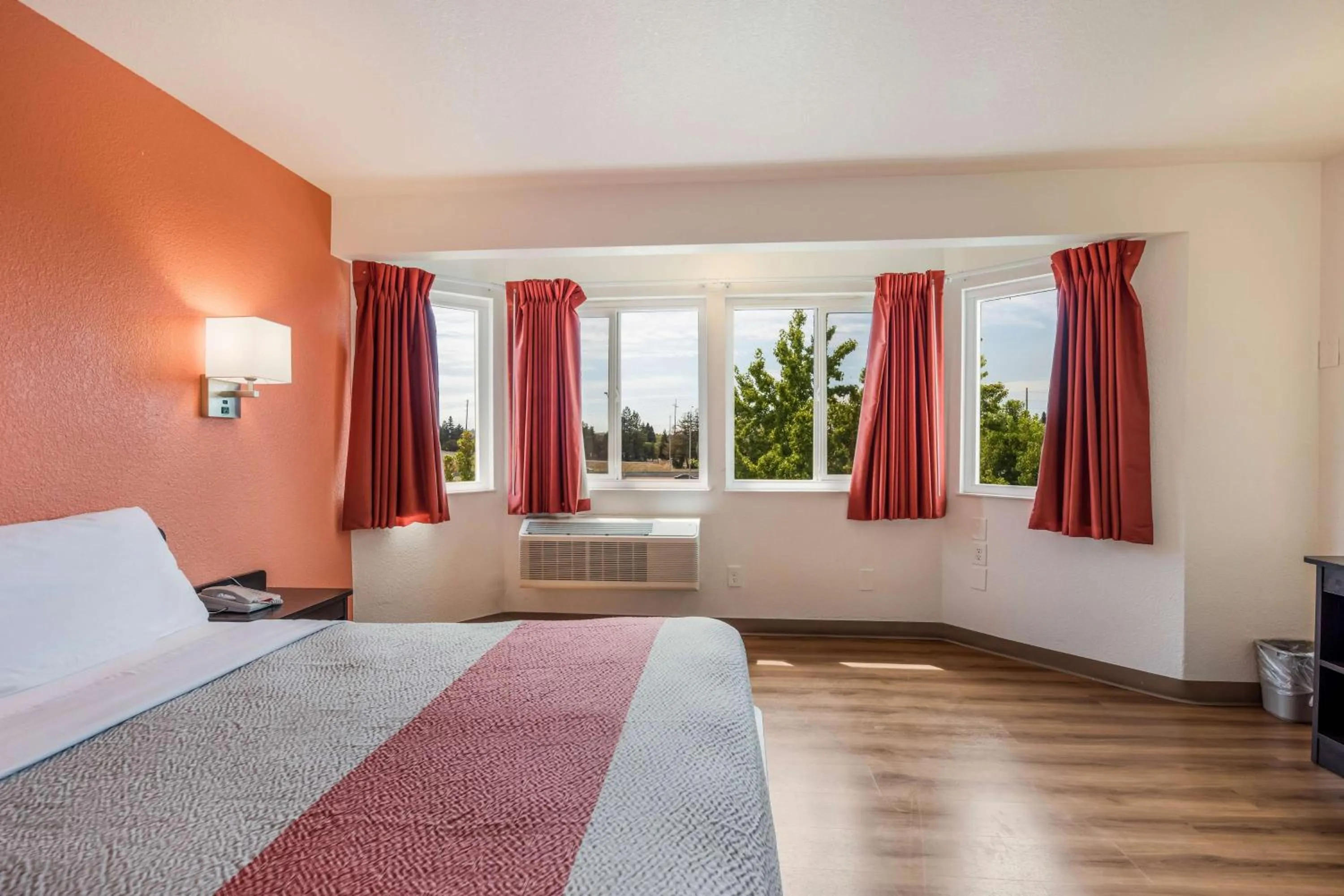 Bedroom, Bed in Motel 6-Rohnert Park, CA