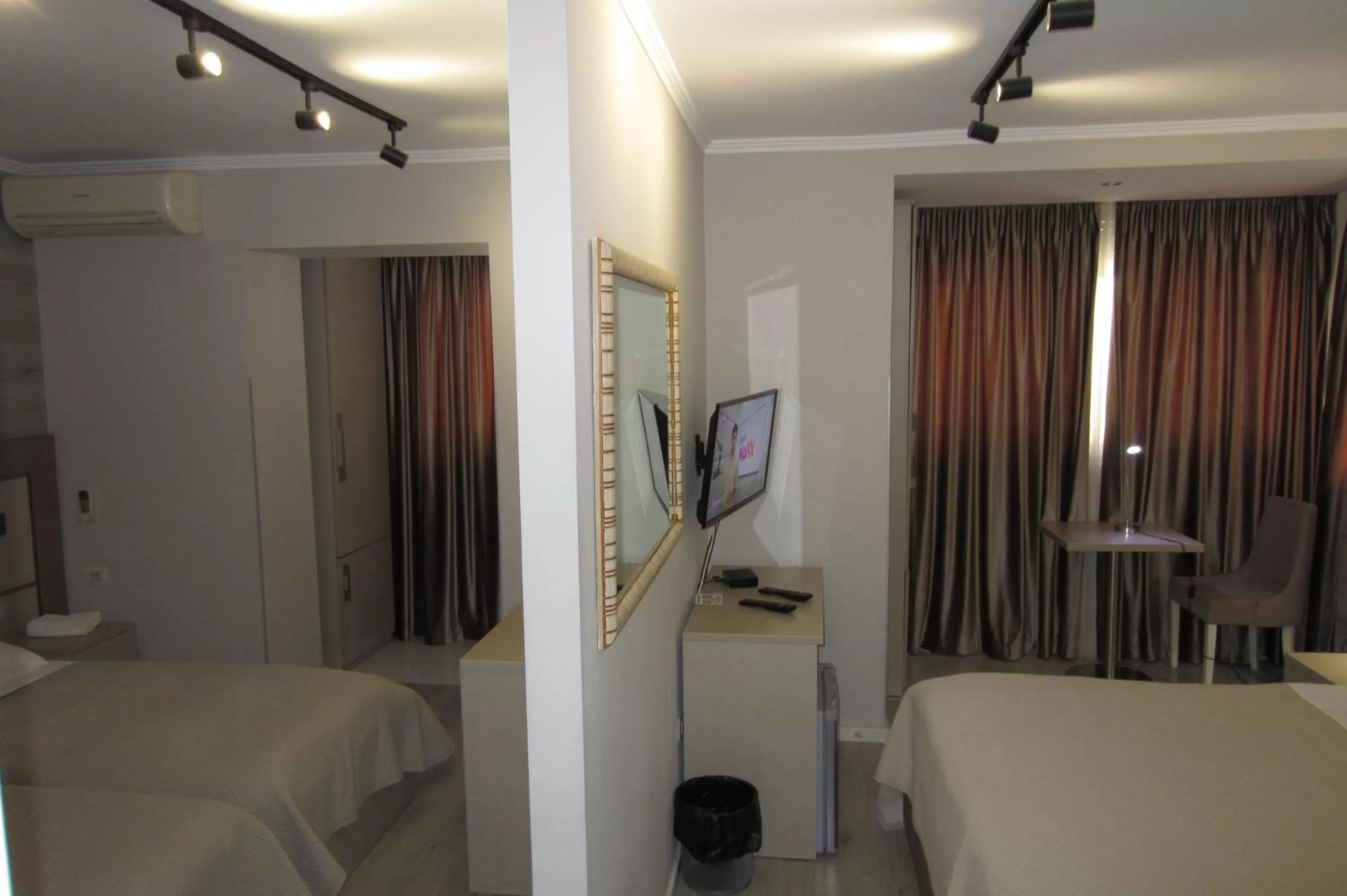 Bedroom, Bed in Freddy's Hotel