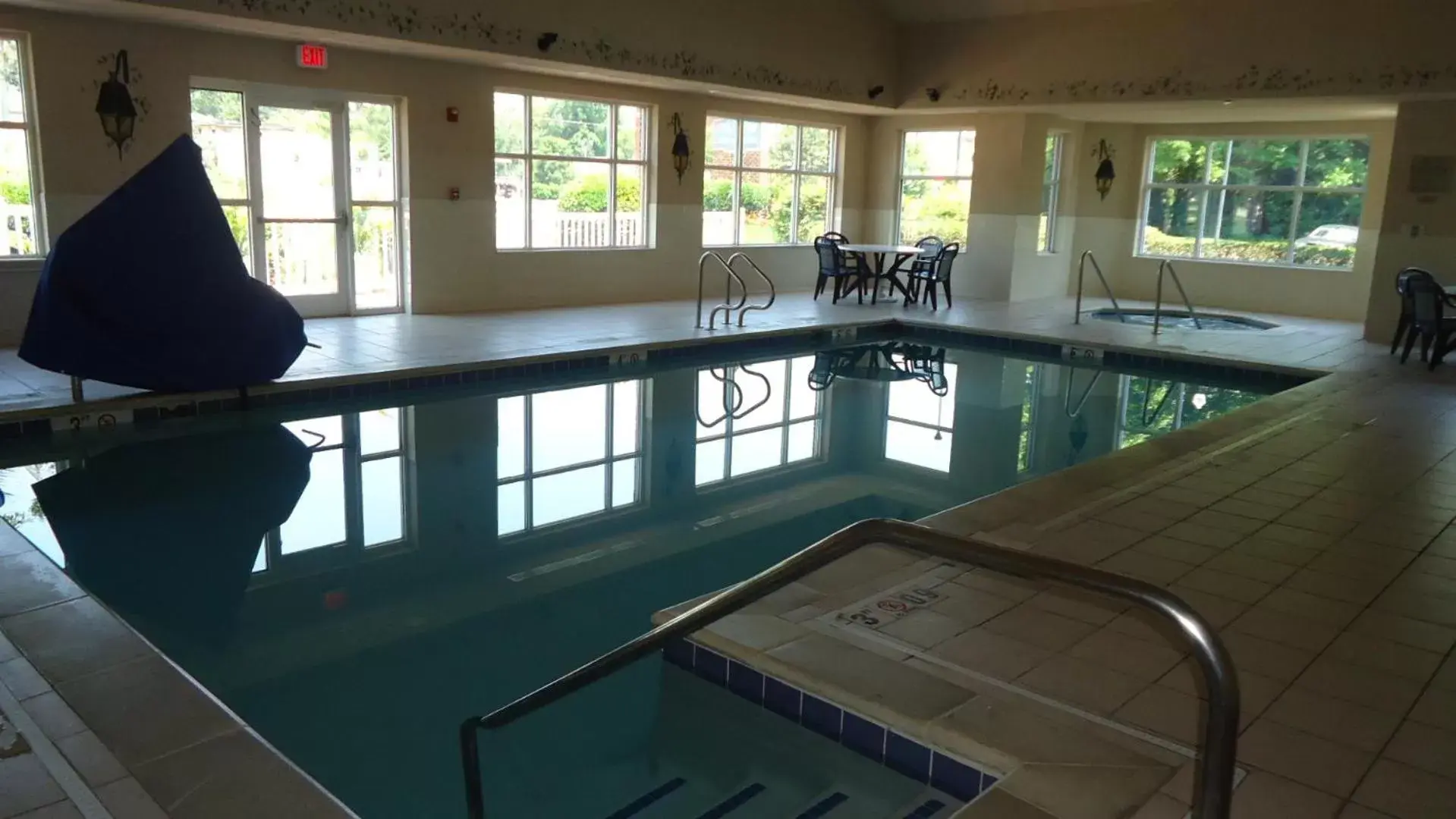 Swimming Pool in Country Inn & Suites by Radisson, Williamsburg Historic Area, VA