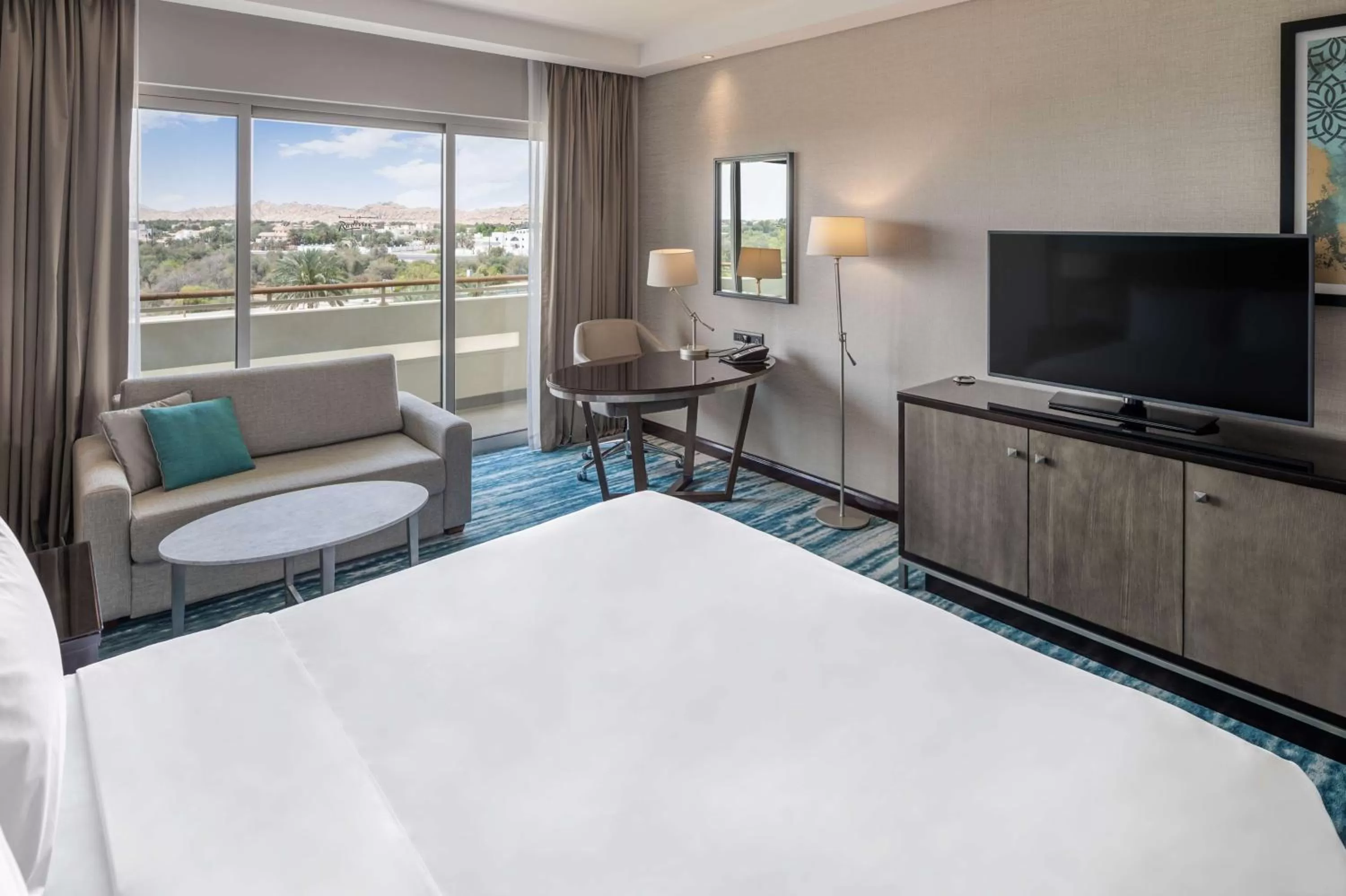 TV and multimedia, Bed in Radisson Blu Hotel & Resort, Al Ain