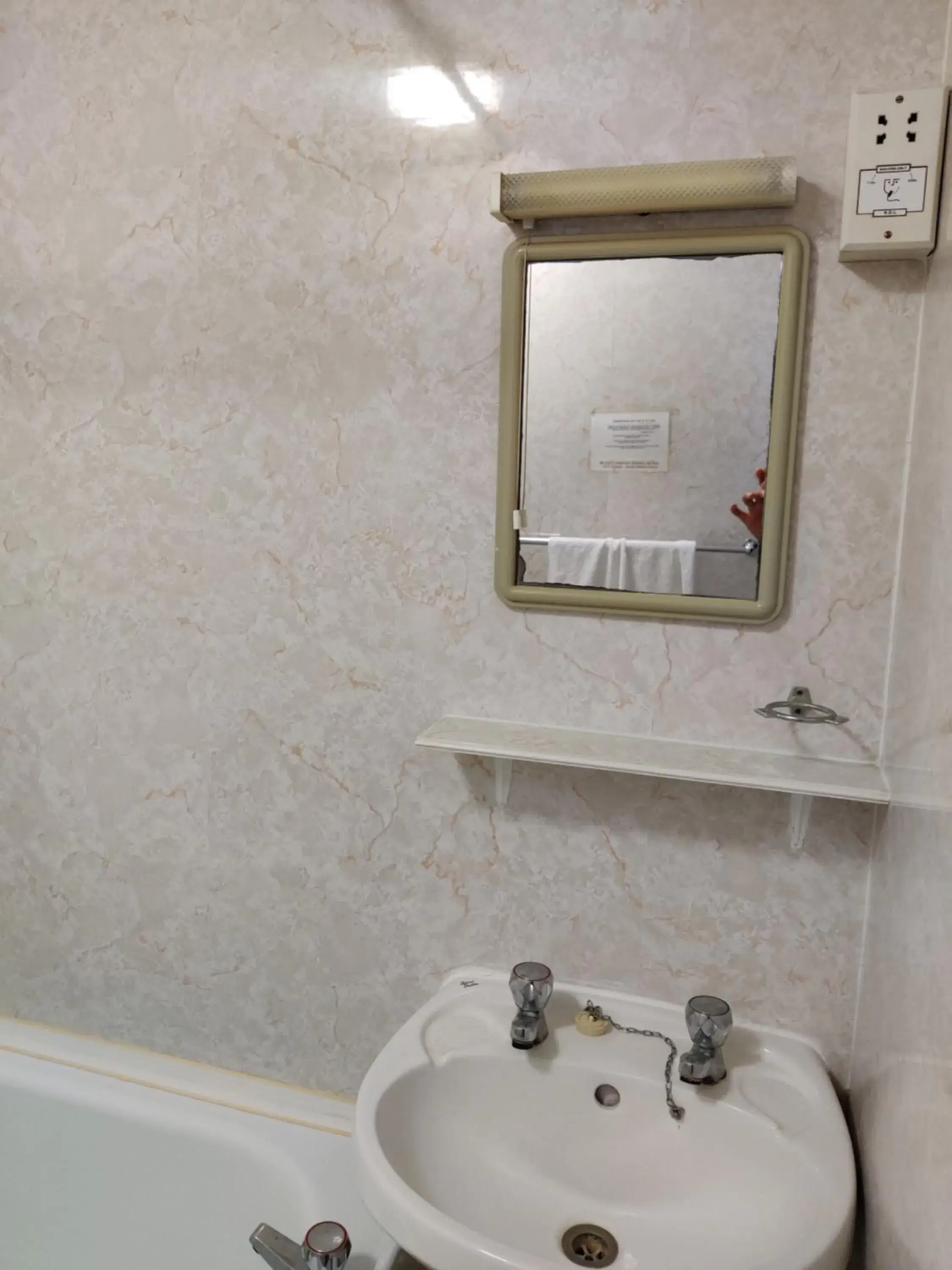Bathroom in Inglewood Palm Hotel, Abbey Sands Torquay
