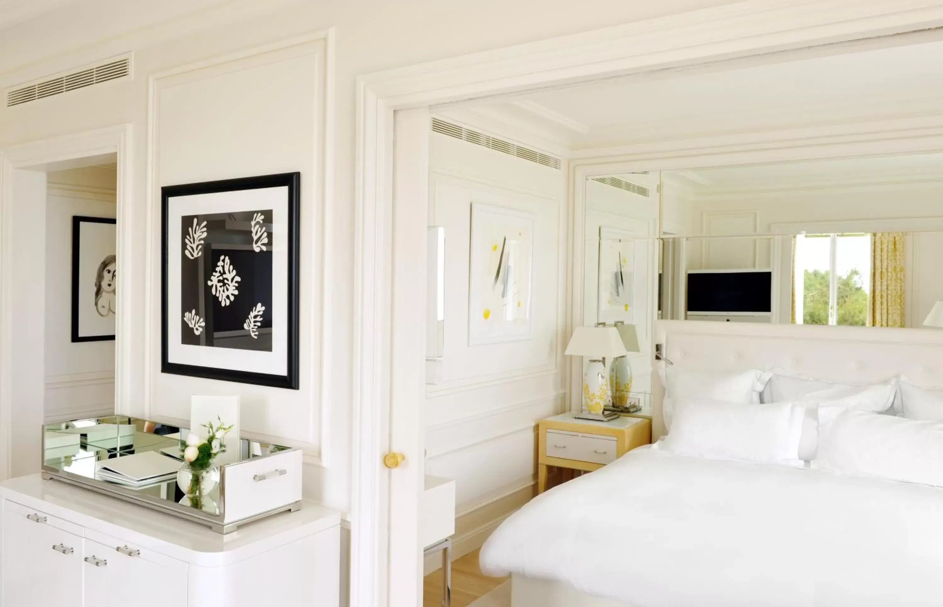 Bed in Grand-Hôtel du Cap-Ferrat, A Four Seasons Hotel