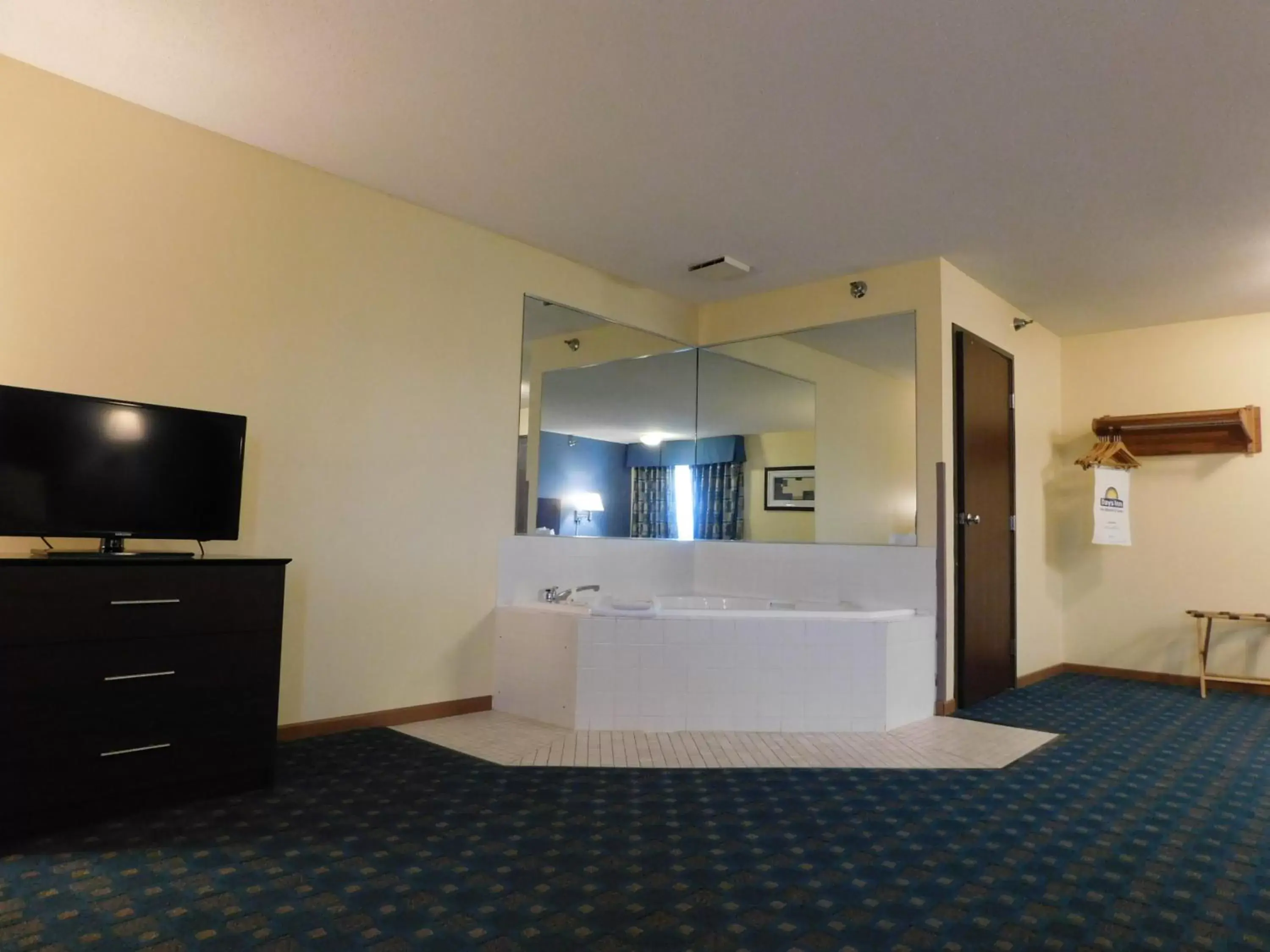 Area and facilities, TV/Entertainment Center in Days Inn by Wyndham Sioux City