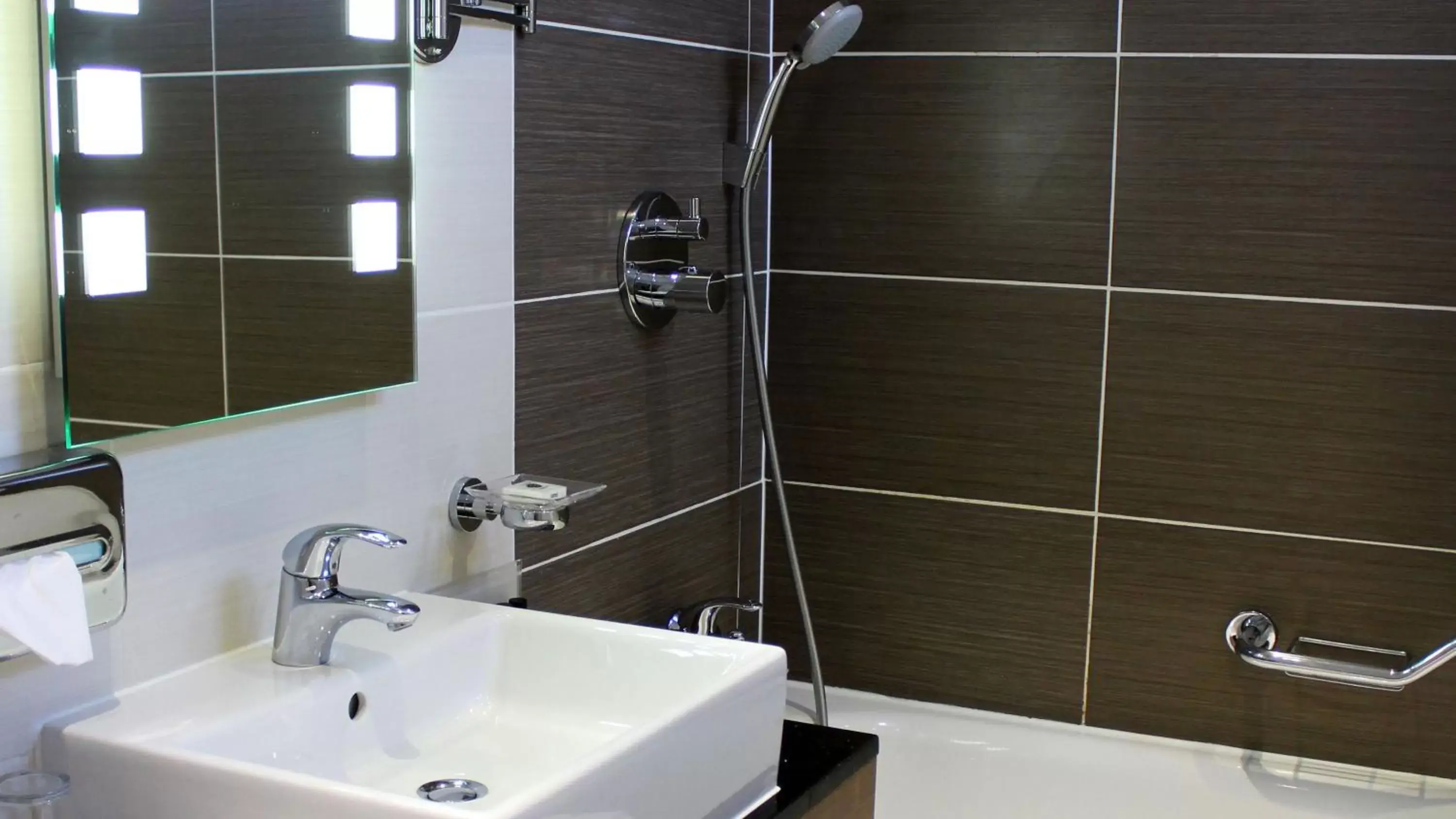 Photo of the whole room, Bathroom in Holiday Inn Newcastle-Jesmond, an IHG Hotel