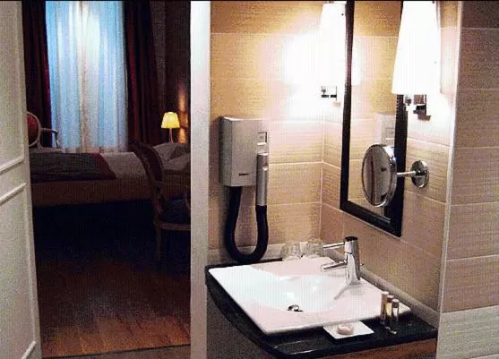 Bathroom, Bed in Windsor Opera