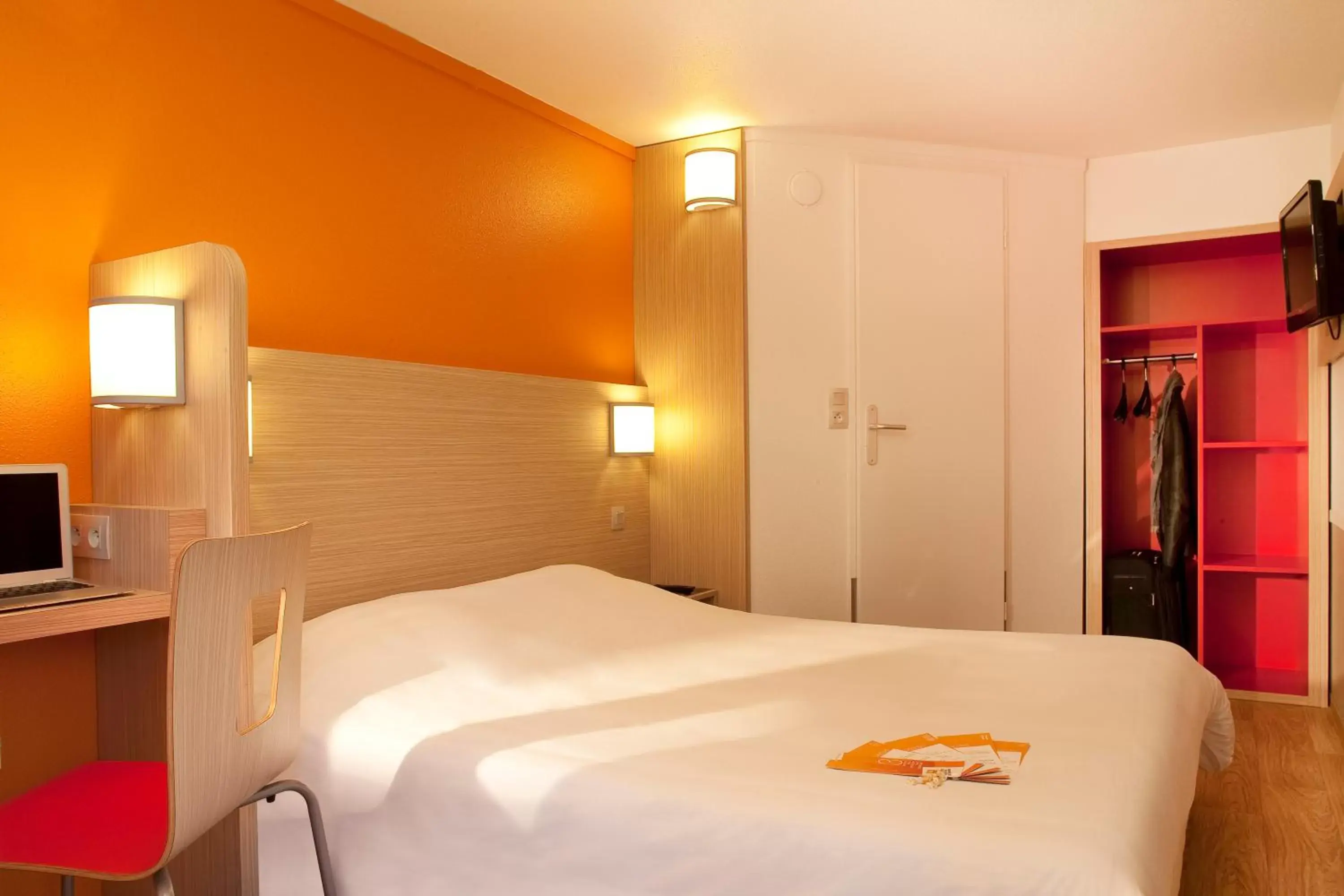 Photo of the whole room, Bed in Premiere Classe Valenciennes Ouest Petite Foret