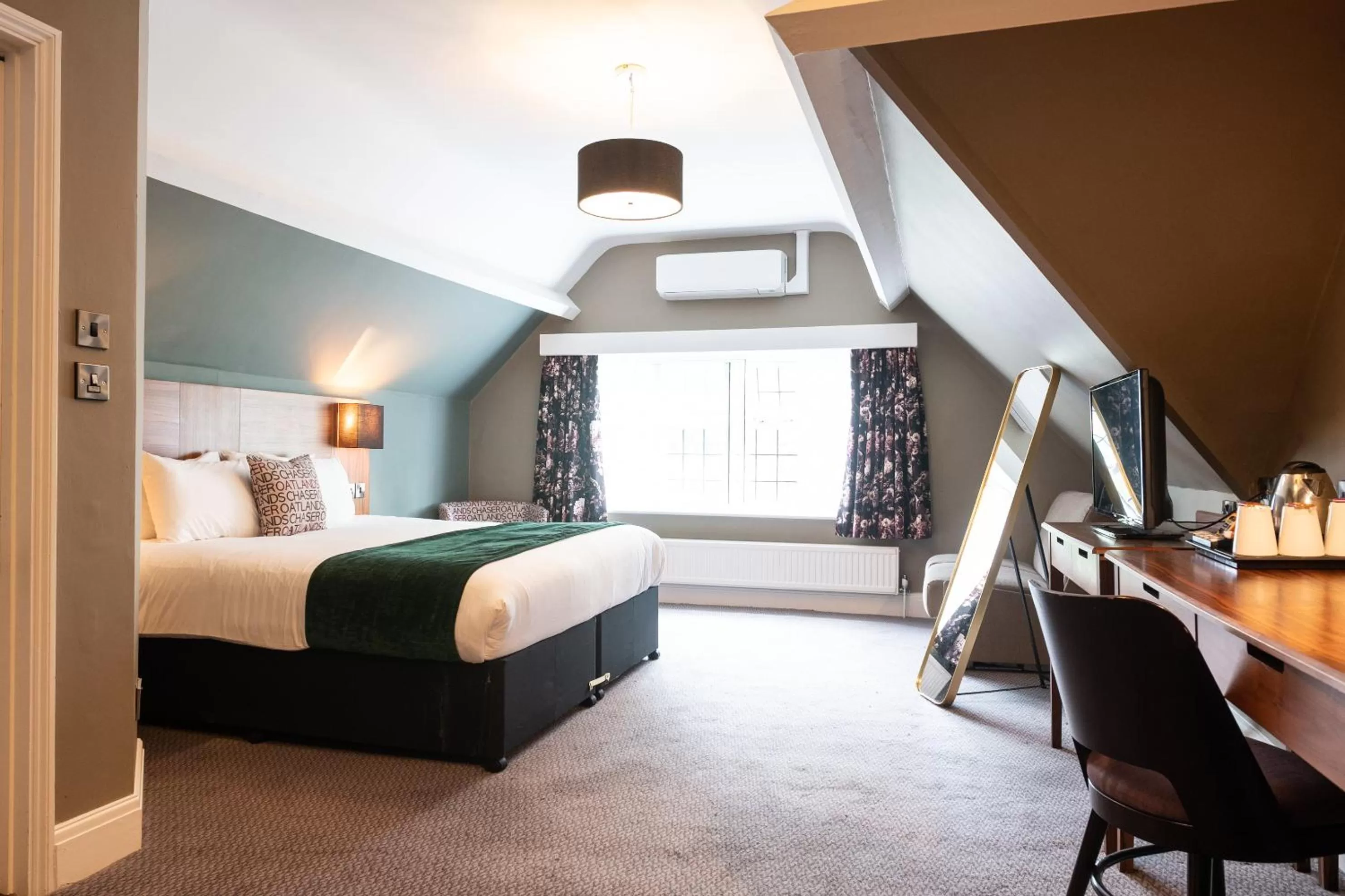 Photo of the whole room in The Oatlands Chaser by Innkeeper's Collection