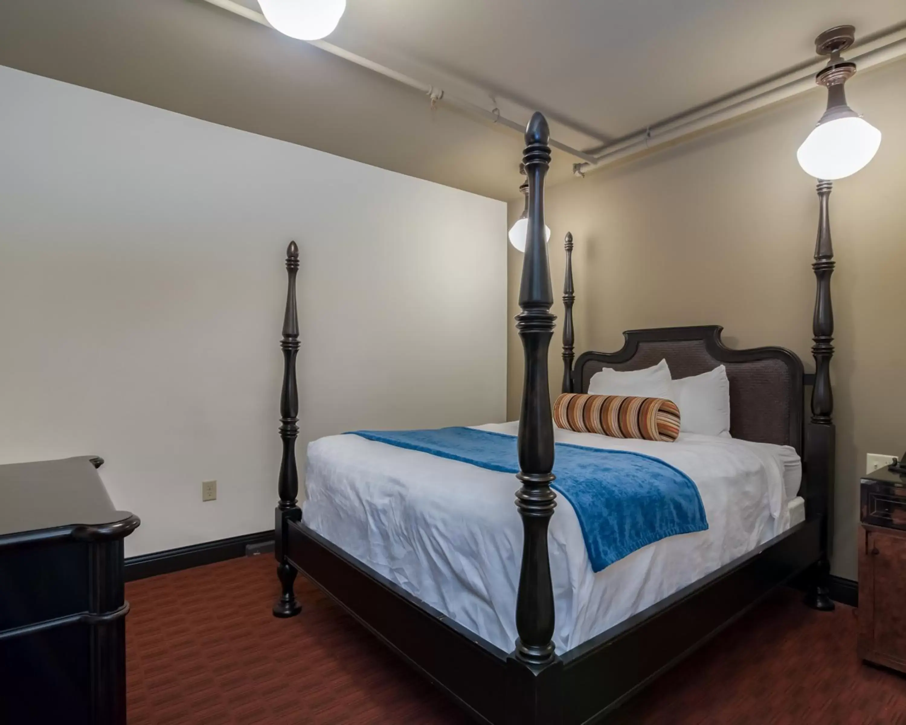 Guests, Bed in Brewhouse Inn and Suites