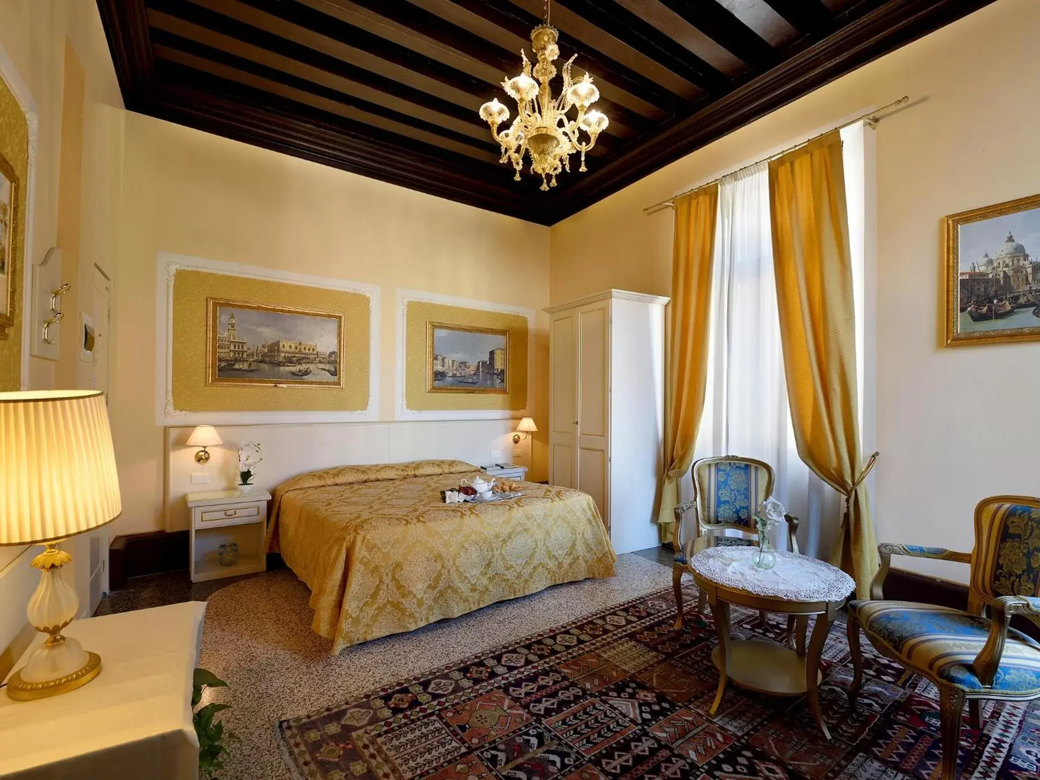 Photo of the whole room, Seating Area in Hotel Corte dei Greci