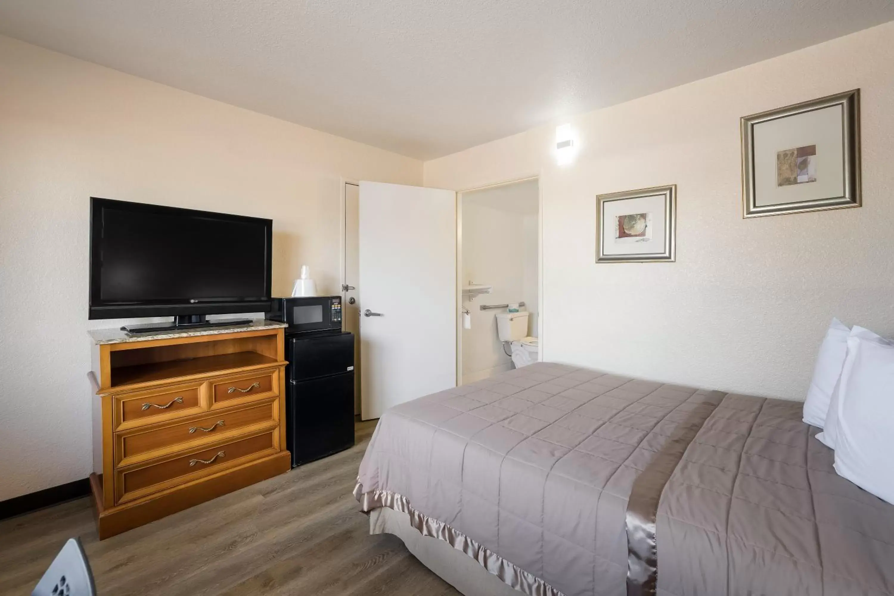 Bed in Knights Inn Sierra Vista / East Fry Bed in Knights Inn Sierra Vista / East Fry