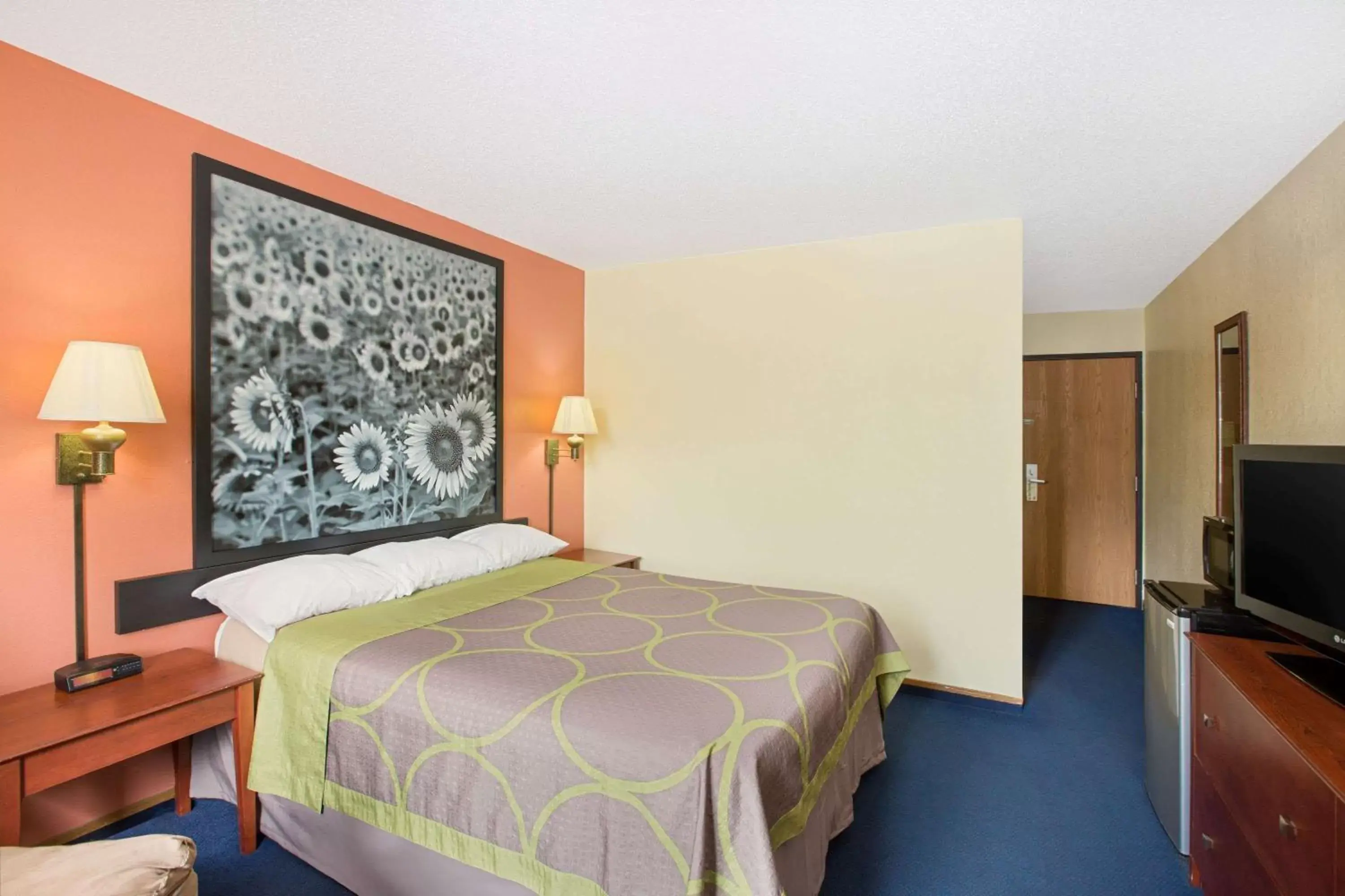 Photo of the whole room, Bed in Super 8 by Wyndham Oskaloosa IA