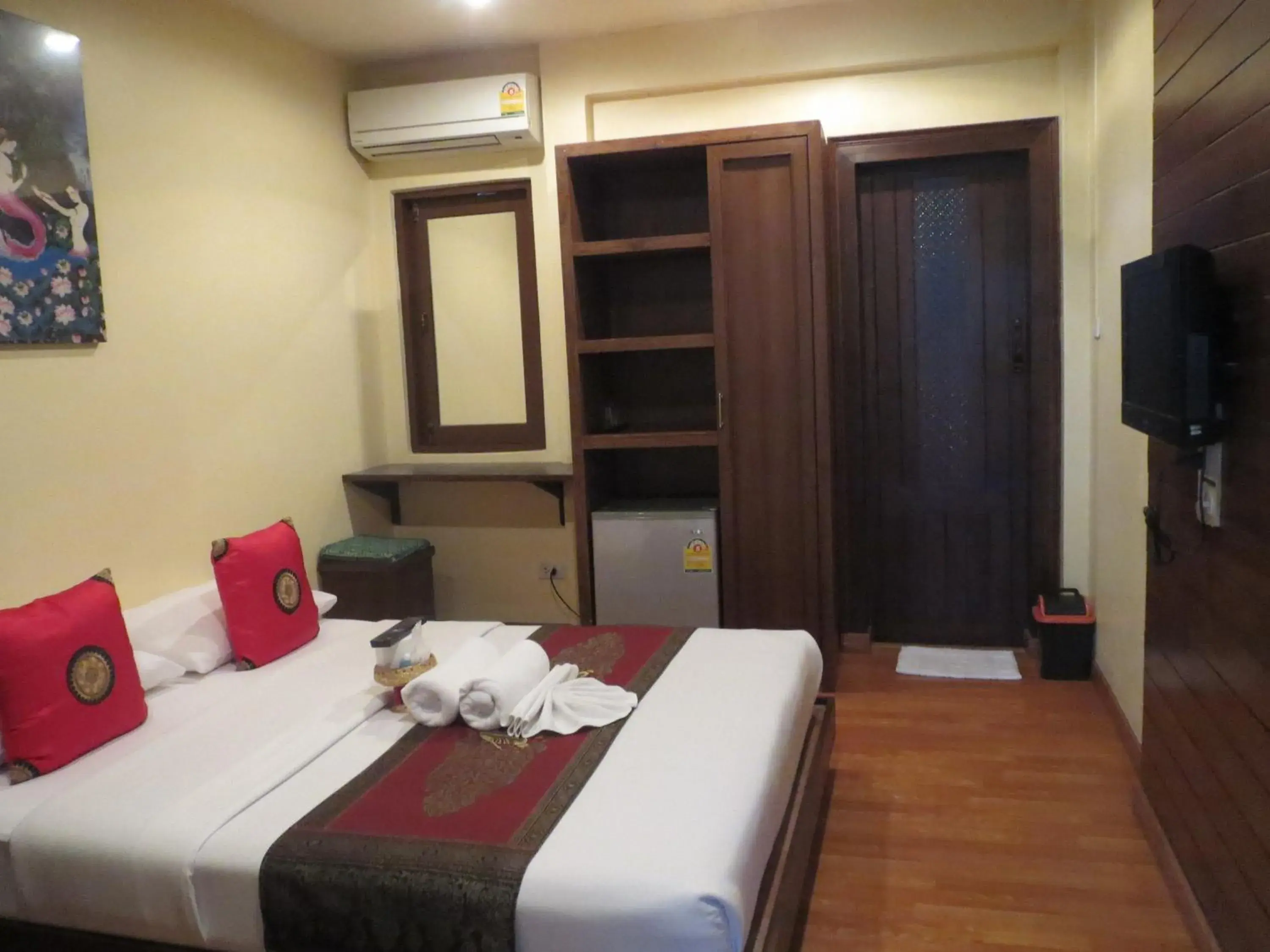 Photo of the whole room, Bed in Baanlek Home Stay