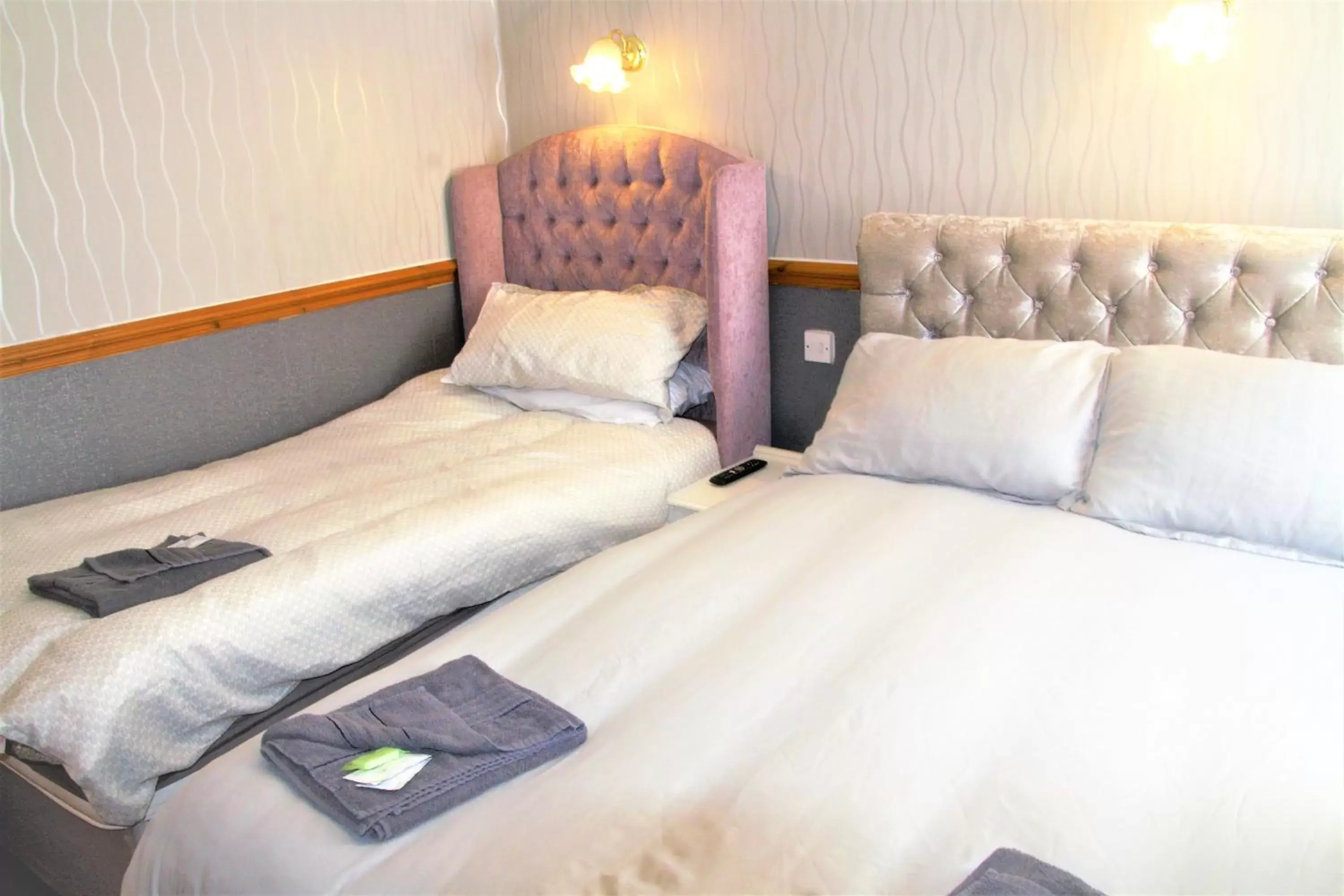 Bedroom, Bed in Pine Lodge Hotel