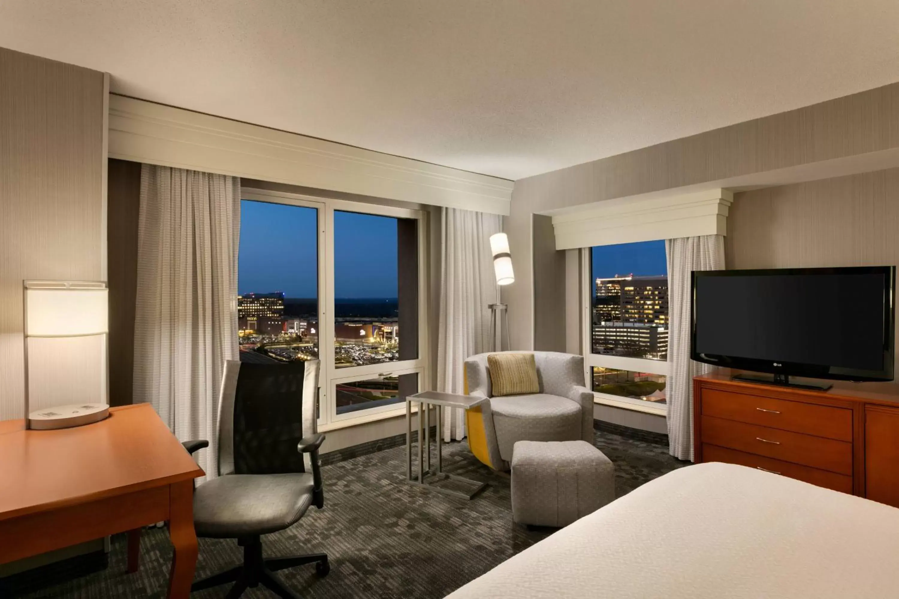 Photo of the whole room, TV/Entertainment Center in Courtyard by Marriott Tysons McLean