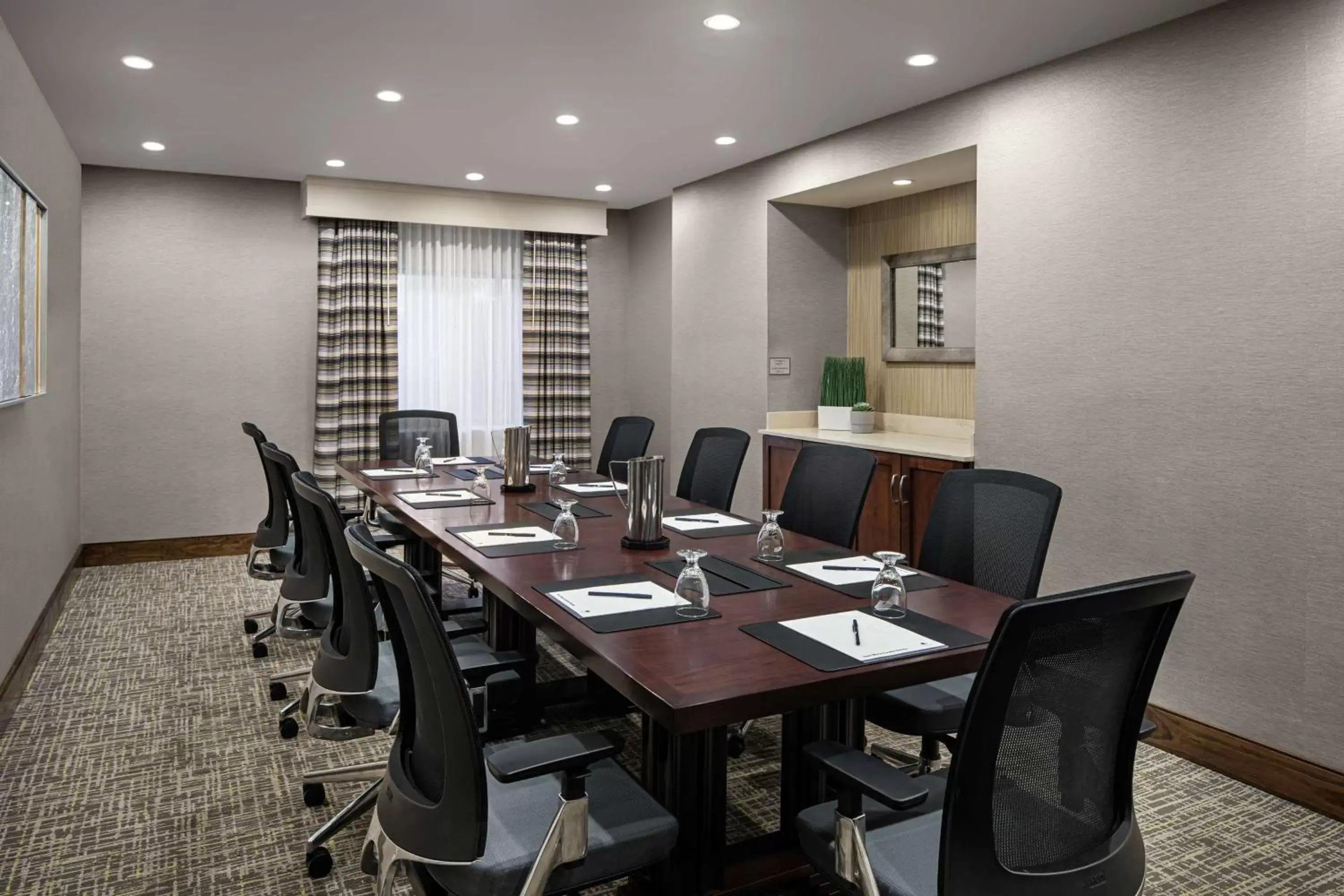 Meeting/conference room in DoubleTree Suites by Hilton Charlotte/SouthPark