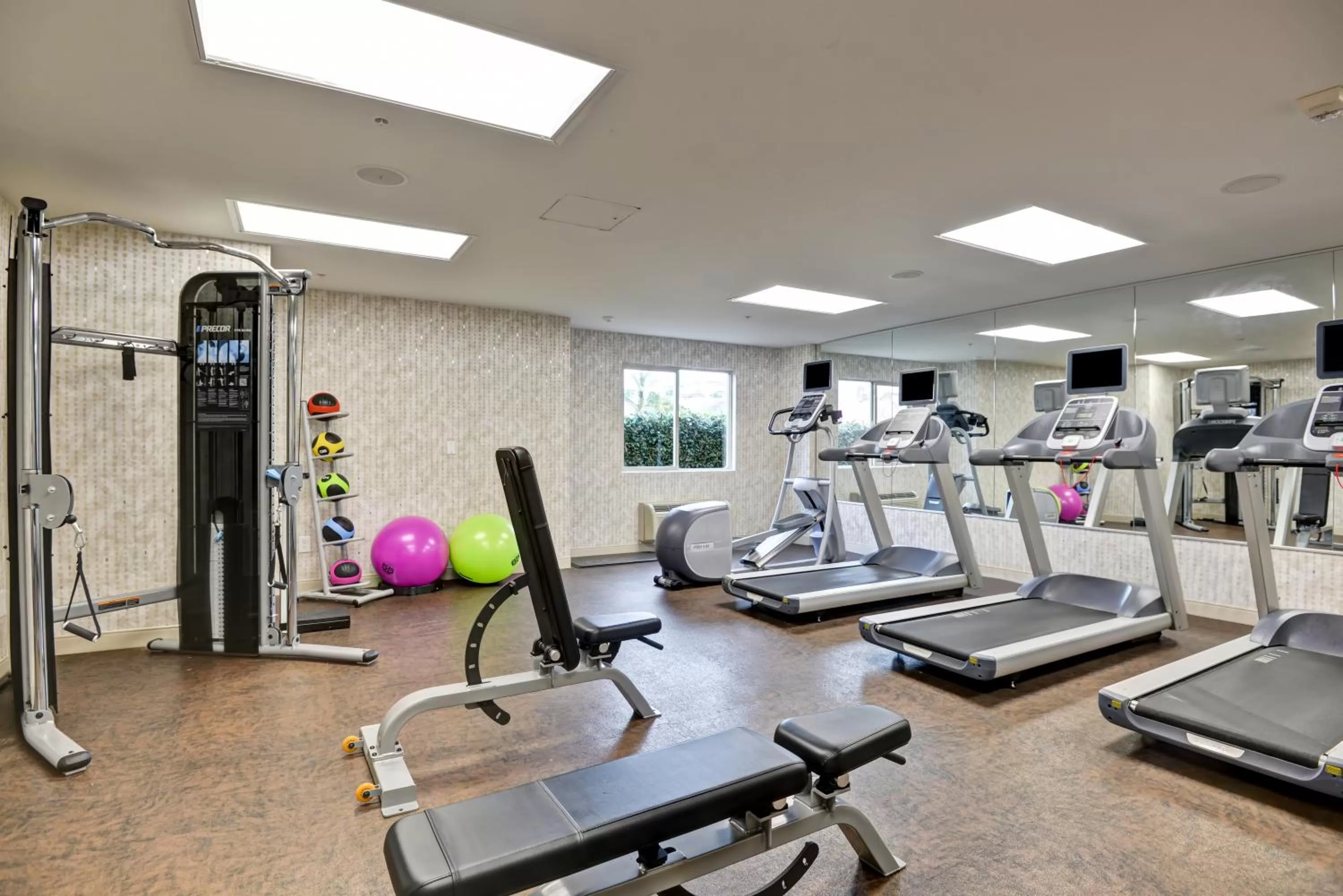 Fitness centre/facilities in Holiday Inn Express Newport Beach by IHG