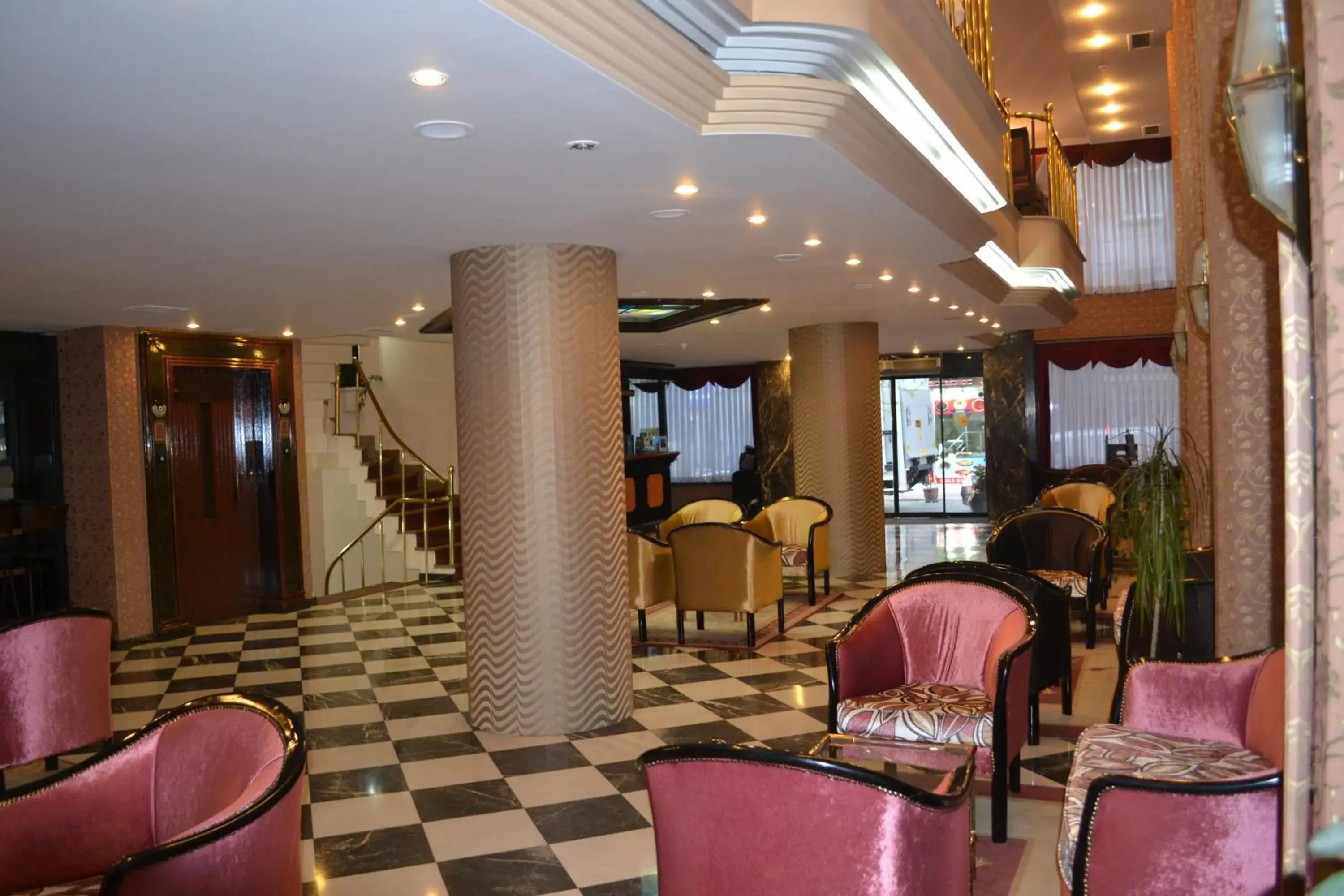 Seating area, Lounge/Bar in Tayhan Hotel