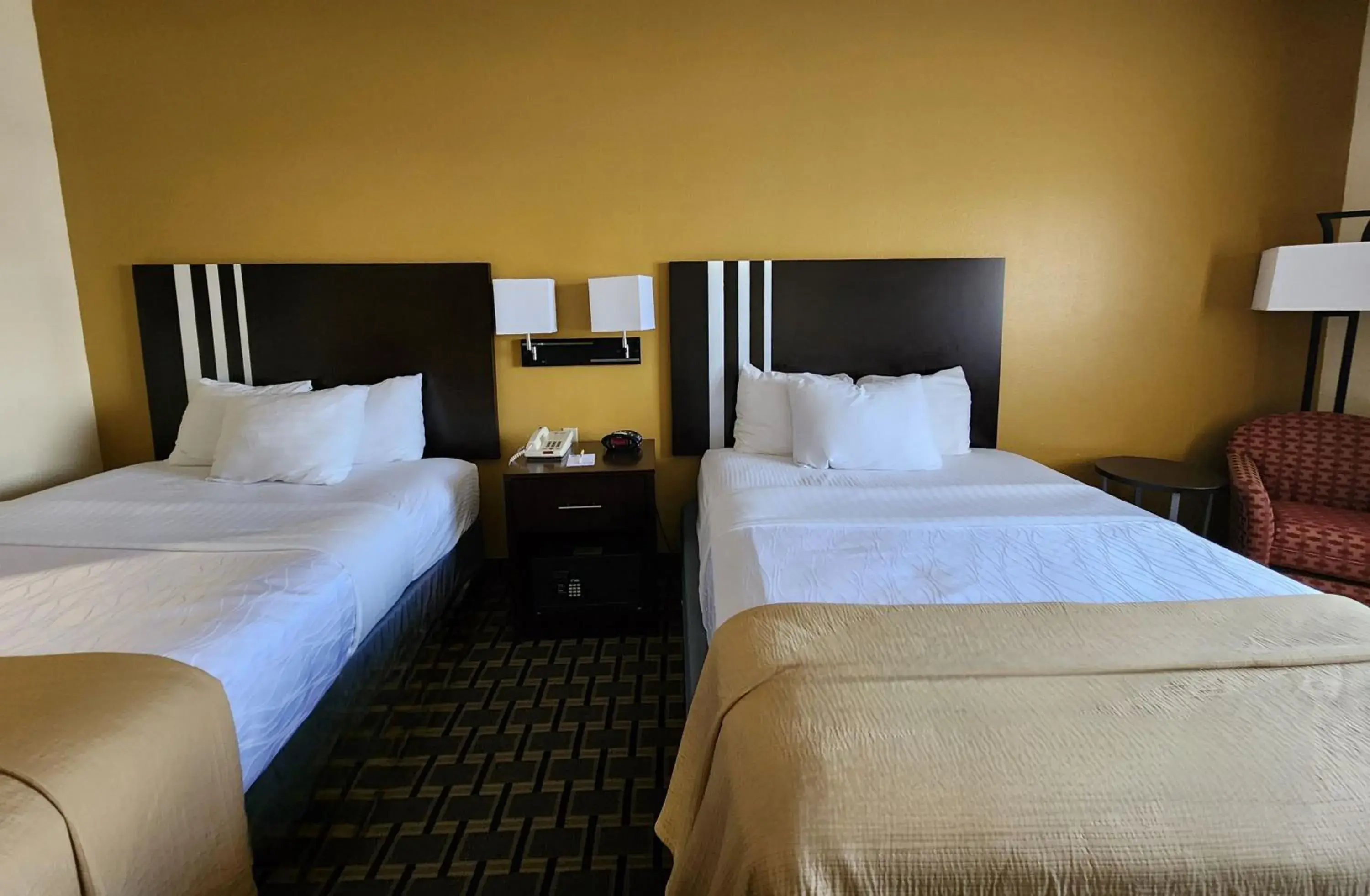 Bedroom, Bed in Days Inn & Suites by Wyndham Sam Houston Tollway