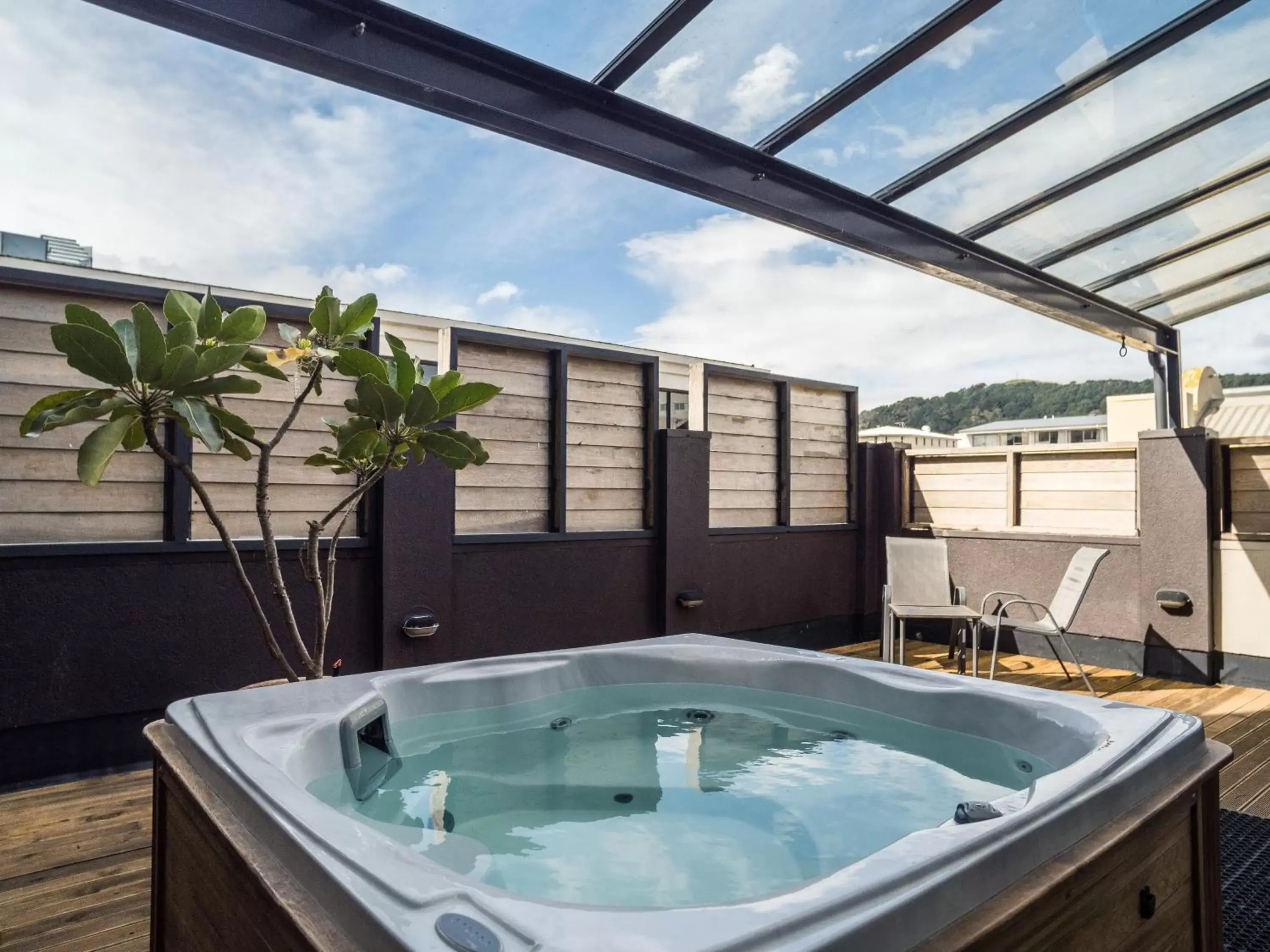 Hot Tub, Swimming Pool in U Boutique Hotel