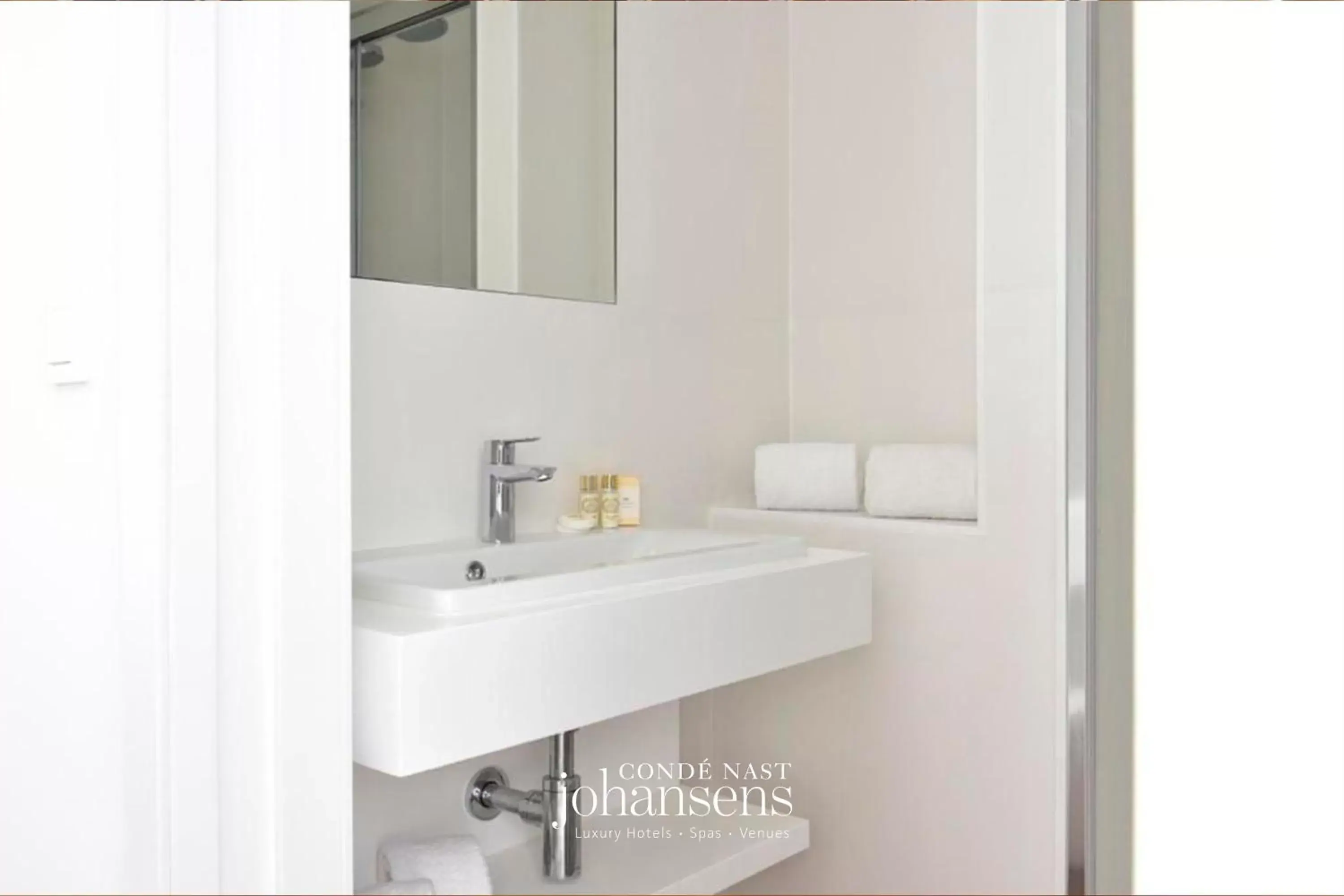 Bathroom in Casa Melo Alvim - by Unlock Hotels