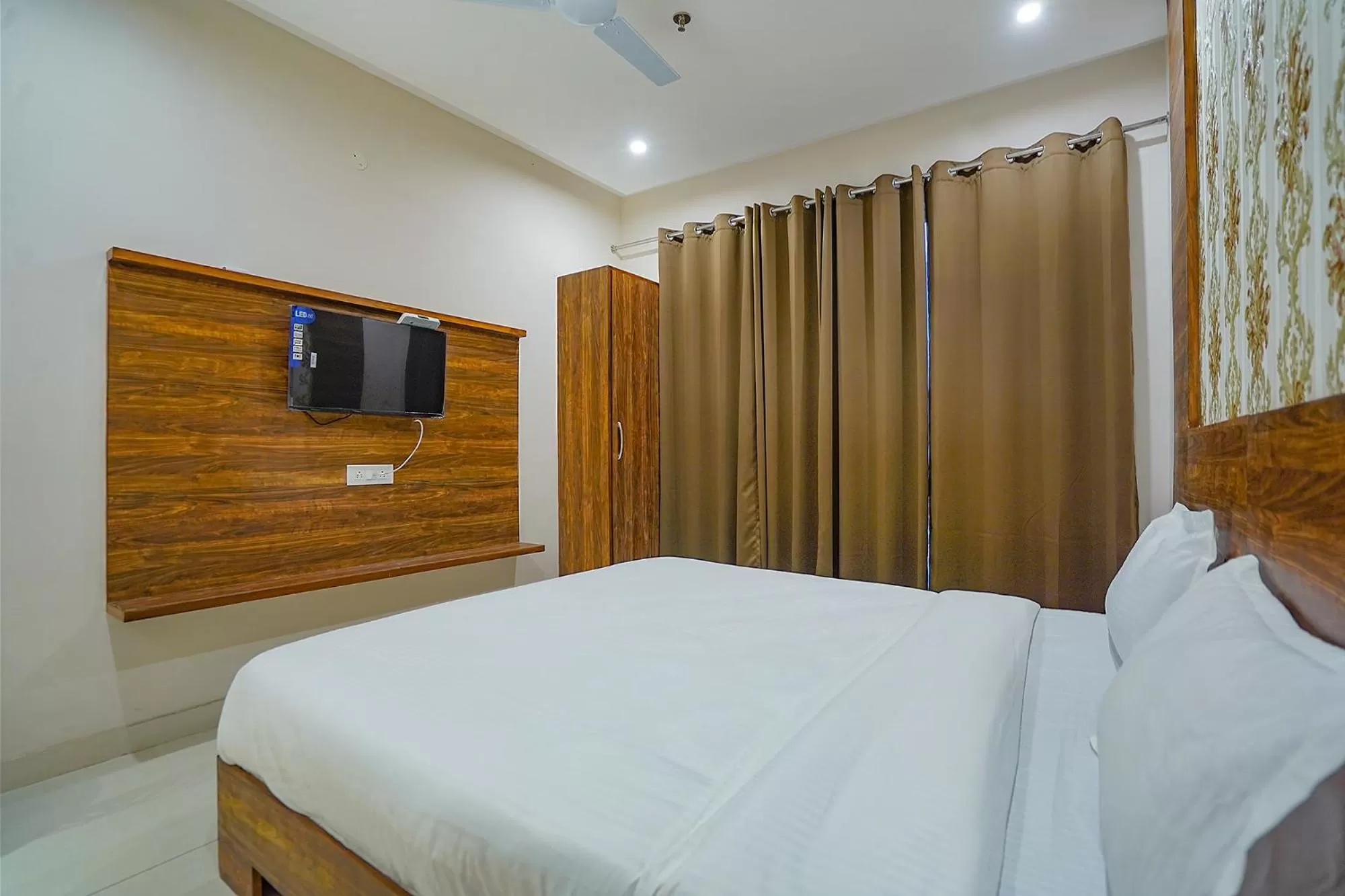 Bedroom, Bed in FabHotel HC Mohali Inn