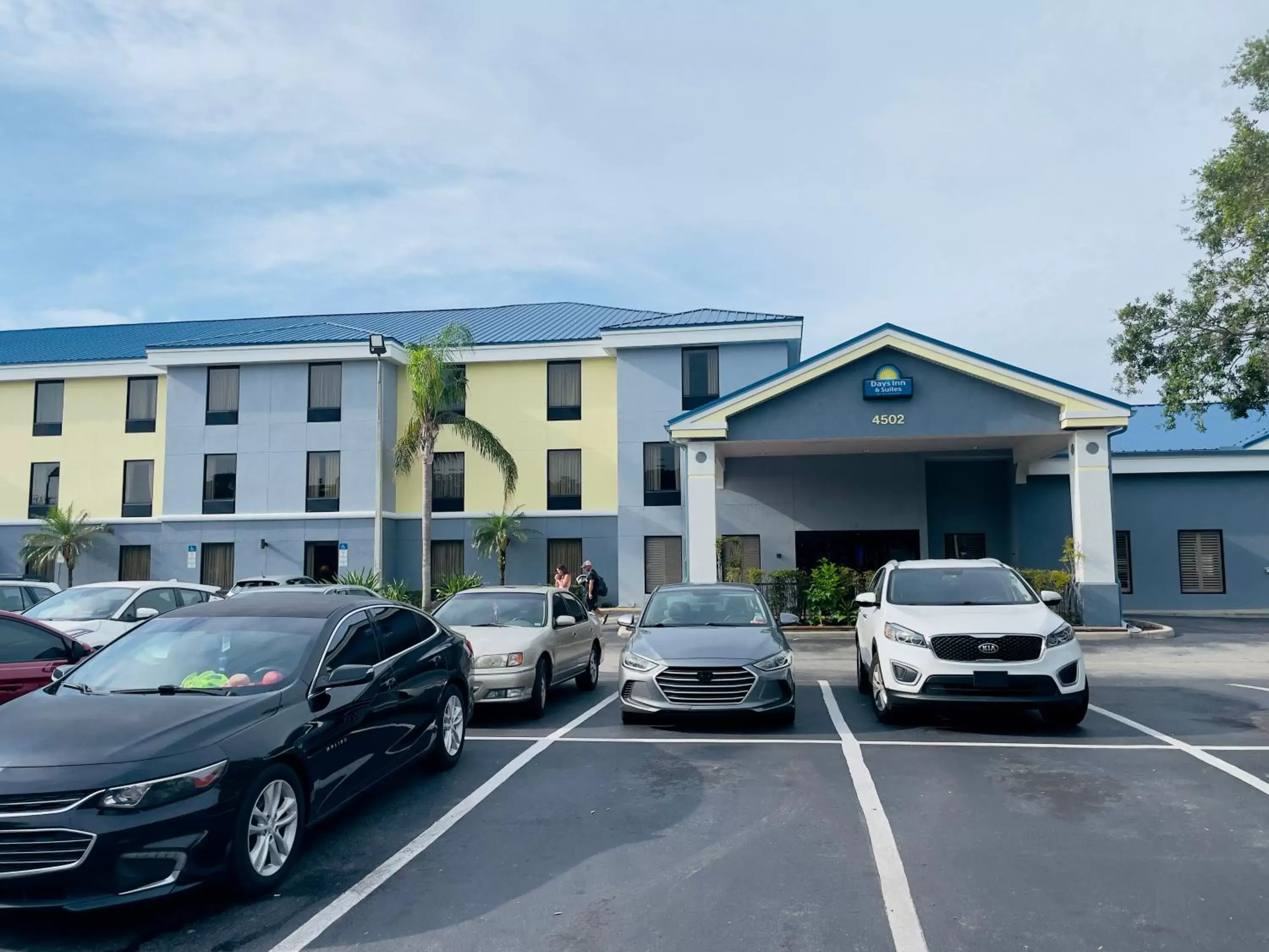 Property Building in Days Inn & Suites by Wyndham Lakeland