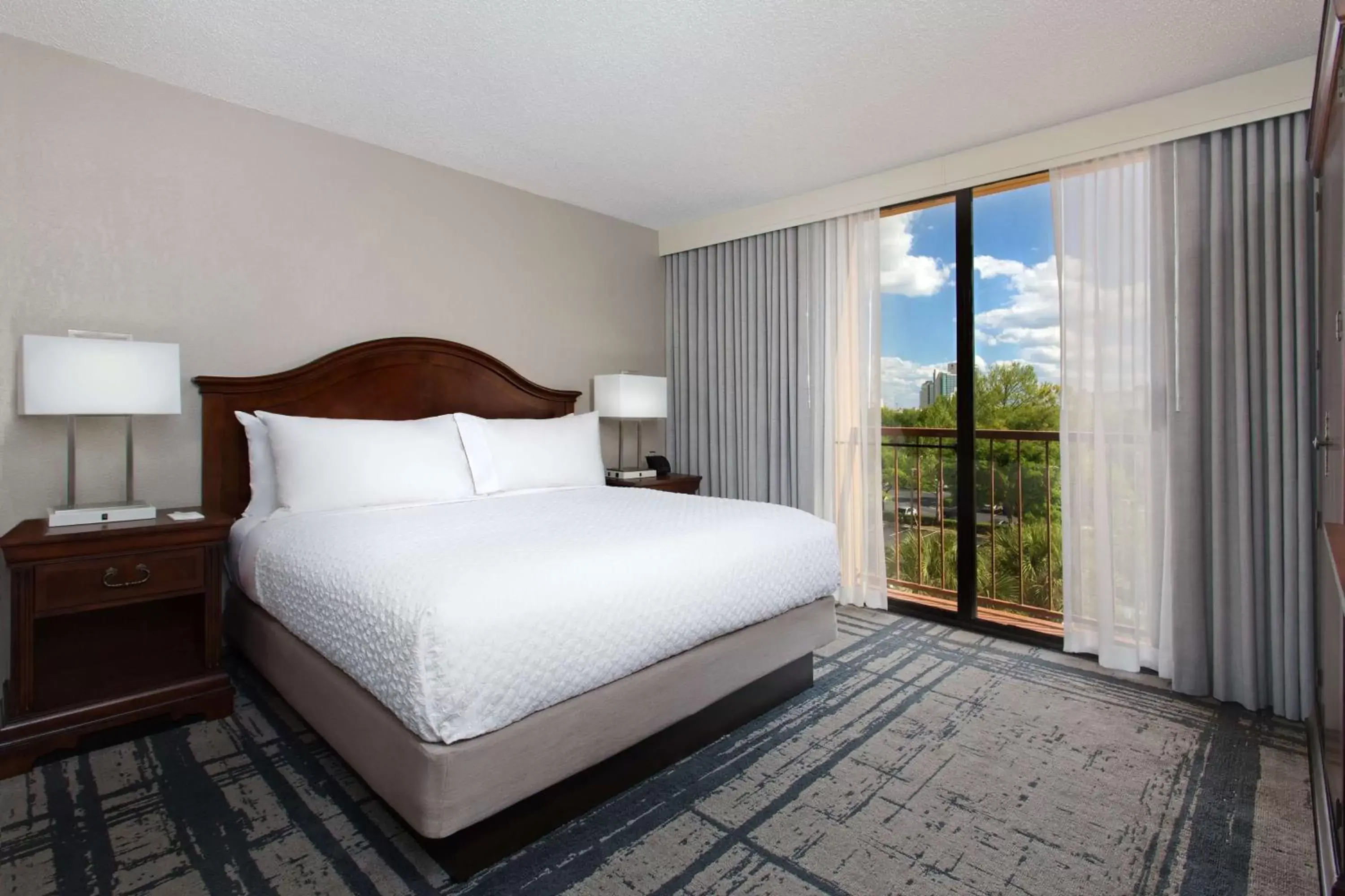 Bed in Embassy Suites by Hilton Orlando International Drive Convention Center