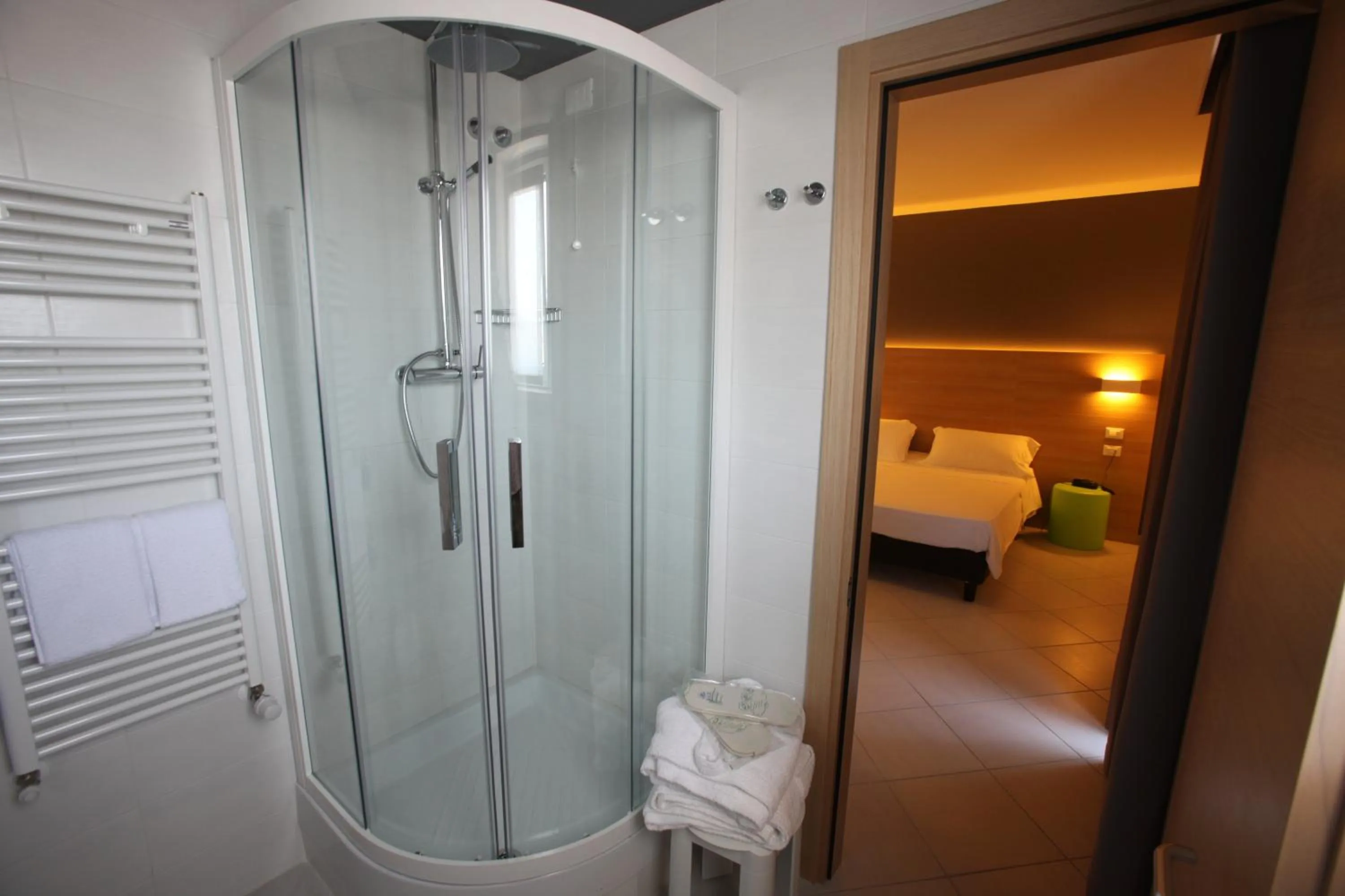 Shower, Bed in Hotel Sole