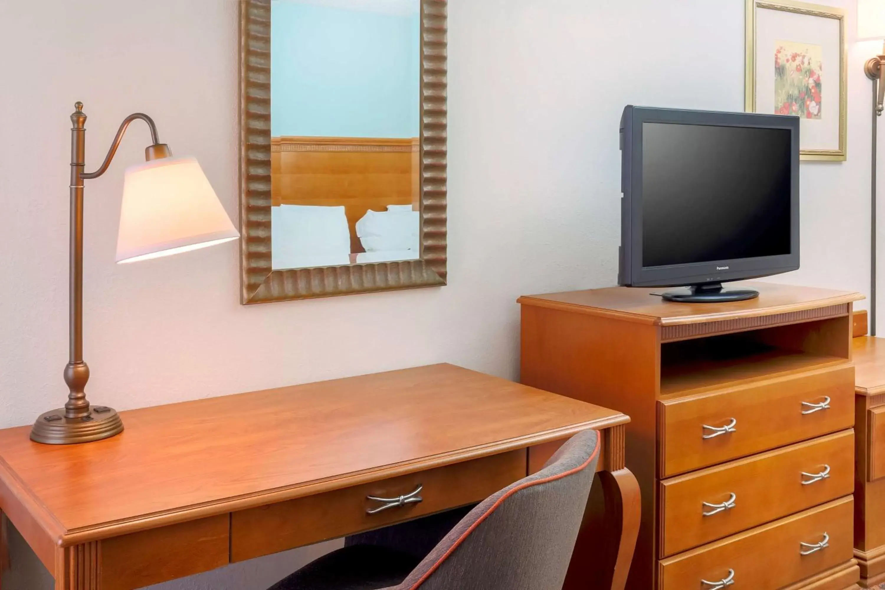 Bed, TV/Entertainment Center in Hampton Inn Laredo