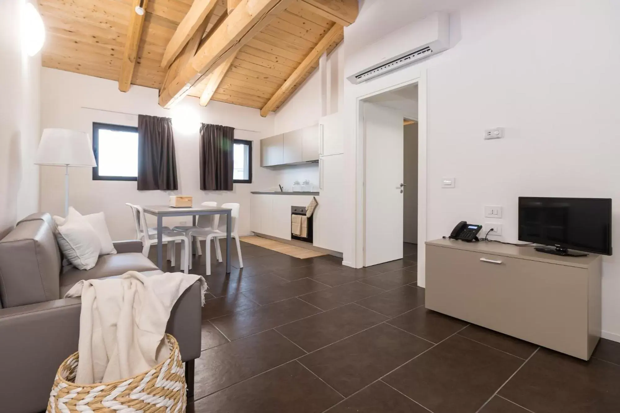 Kitchen or kitchenette, TV/Entertainment Center in Hotel Cascina Fossata & Residence