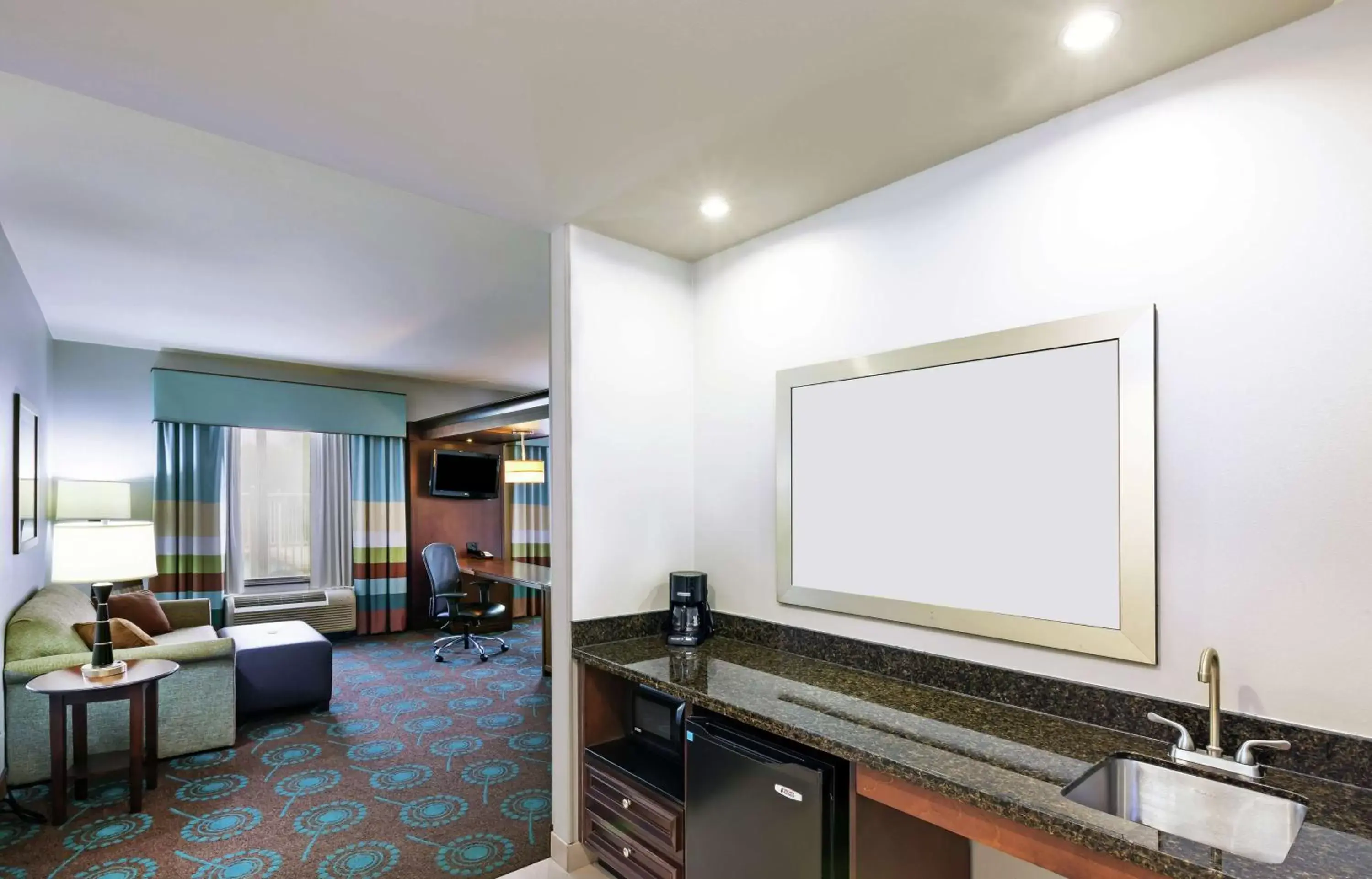 Living room in Hampton Inn & Suites Shreveport/Bossier City at Airline Drive