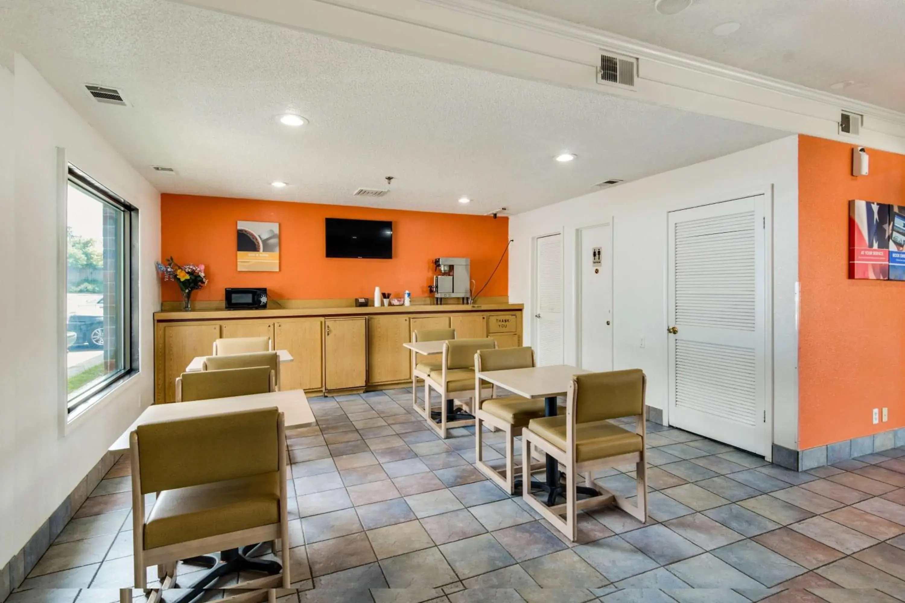 Lobby or reception, Restaurant/Places to Eat in Motel 6-Waukegan, IL