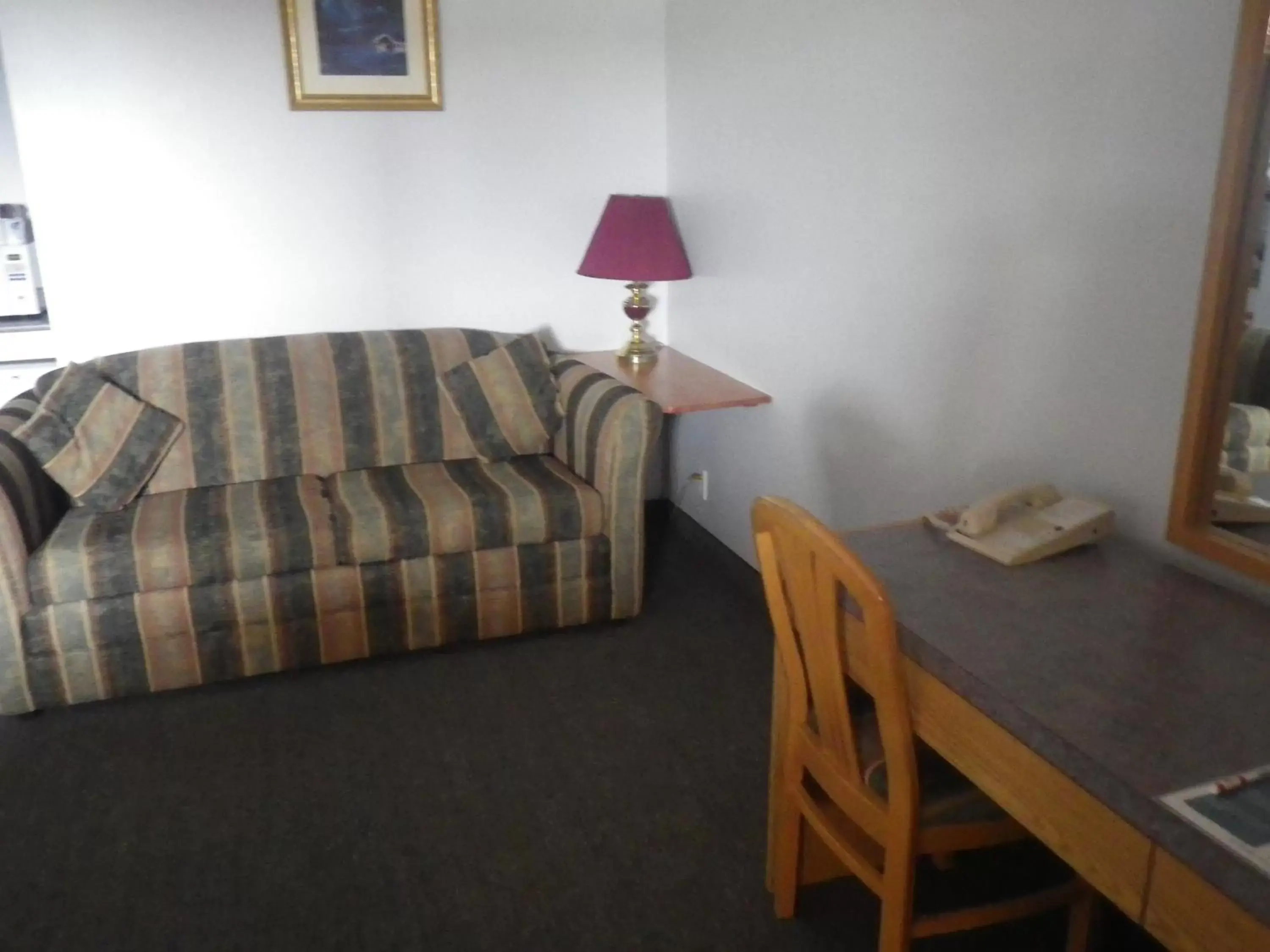 Living room, Seating Area in Alcan Motor Inn