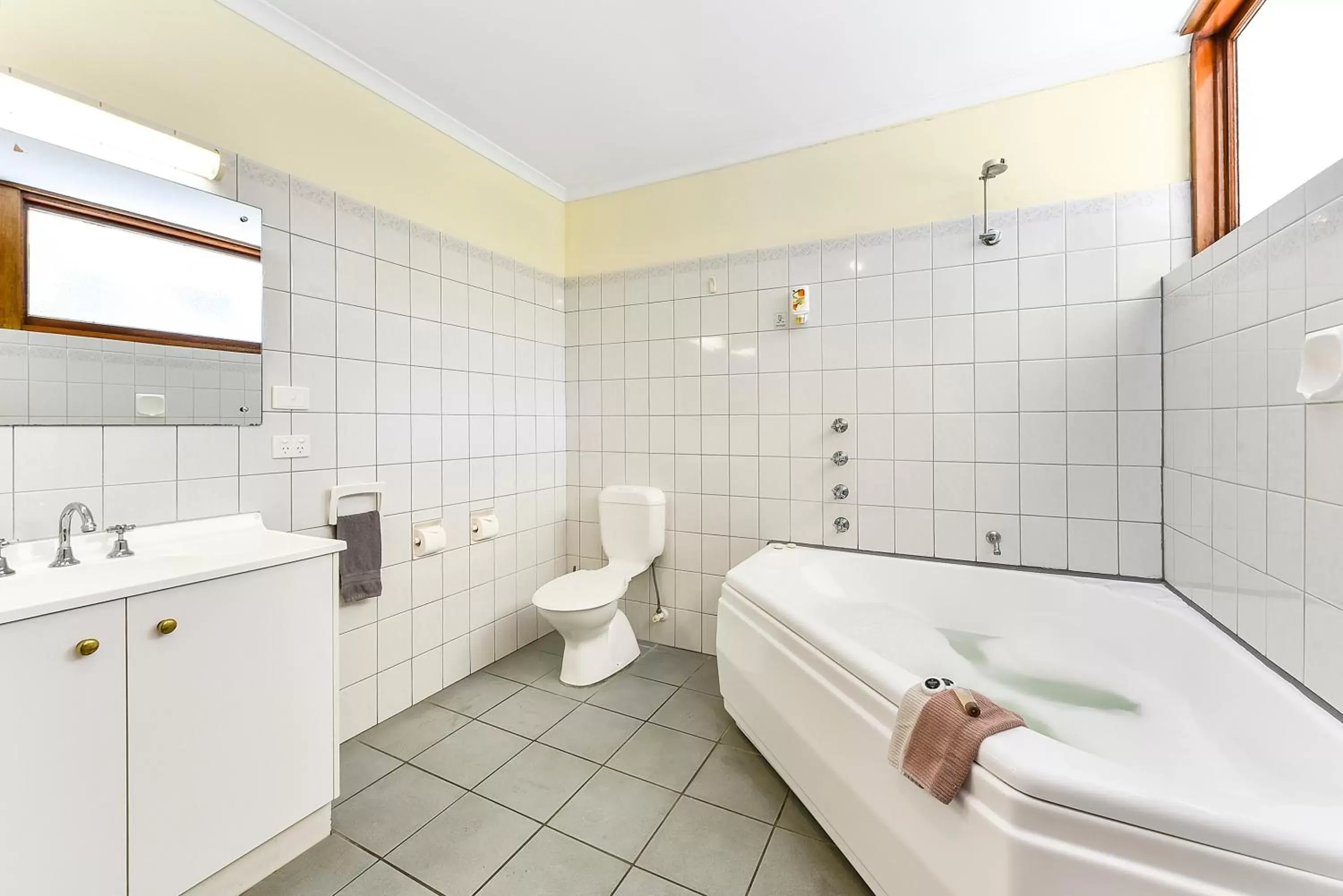 Shower, Bathroom in William Macintosh Motor Lodge
