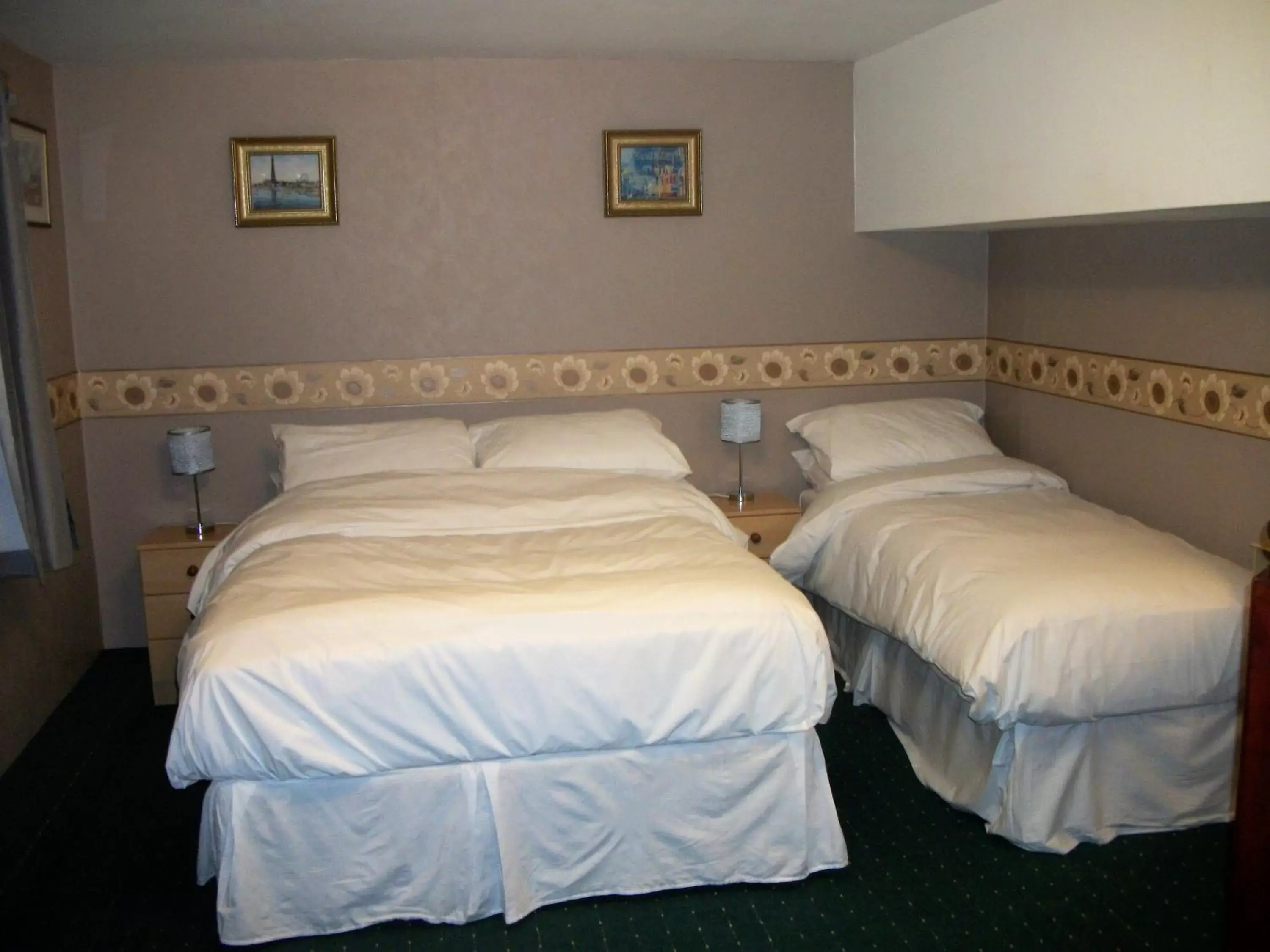 Bed in Royal Oakwell Hotel