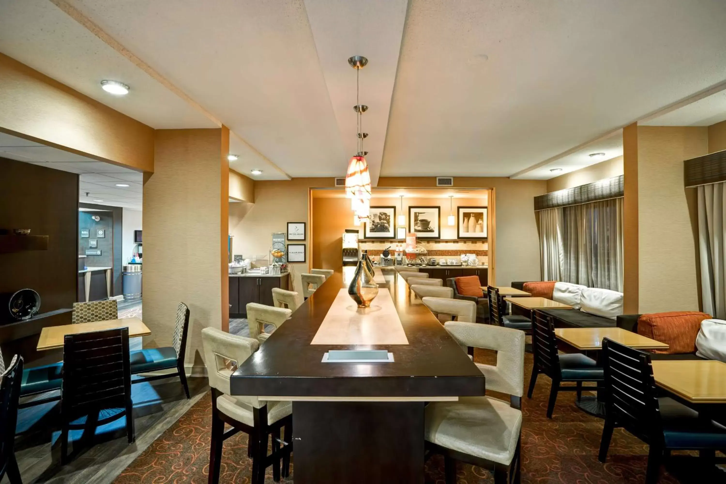 Dining area, Restaurant/Places to Eat in Hampton Inn Fairmont