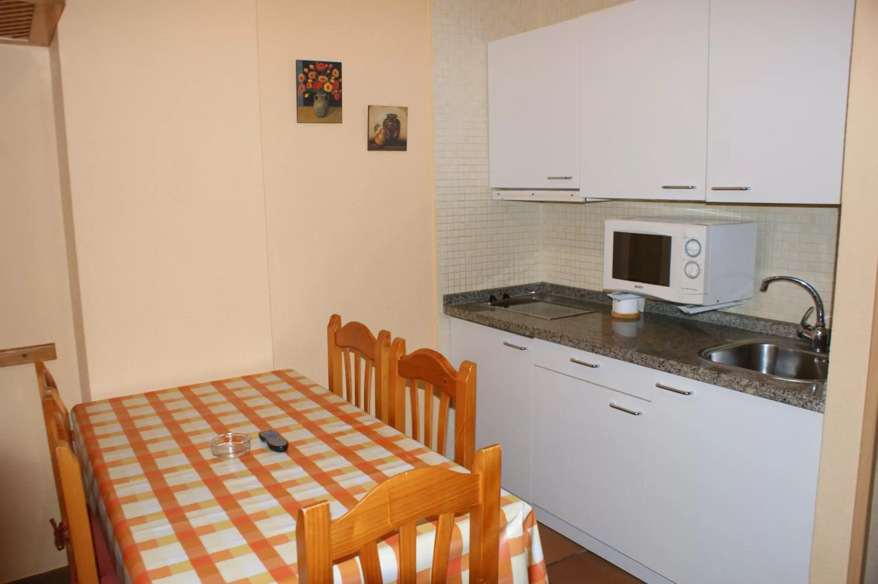 Dining area, Kitchen/Kitchenette in Apartamentos Sierra Nevada Welcome