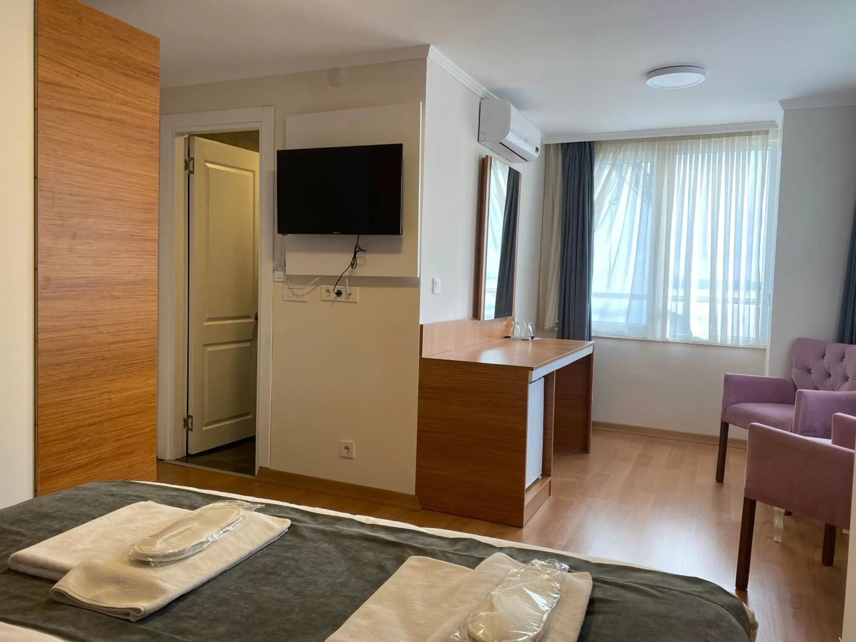 Bed, TV/Entertainment Center in Spinel Hotel - Old City